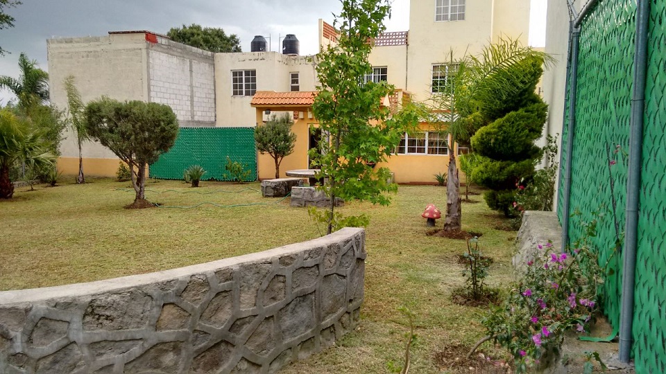 Amplia casa en conjunto cerrado a 10 minutos de Tlaxcala
CONTACTO: 2221767909
Fraccionamiento La Virgen en Panotla Tlaxcala y
a 30 de Volkswagen
424 m2 de terreno
220 m2 de construcción
Junto a zona arbolada con hermosa vista.
Con amplio jardín de 250 m2
PLANTA BAJA:
Recibidor
Sala comedor
Cocina integral
Estudio
Bar
Baño de visitas
Cuarto de servicio
Área de lavado
Jardin verdaderamente grande
PLANTA ALTA
4 recámaras
2 baños completos
SE VENDE CON O SIN MUEBLES