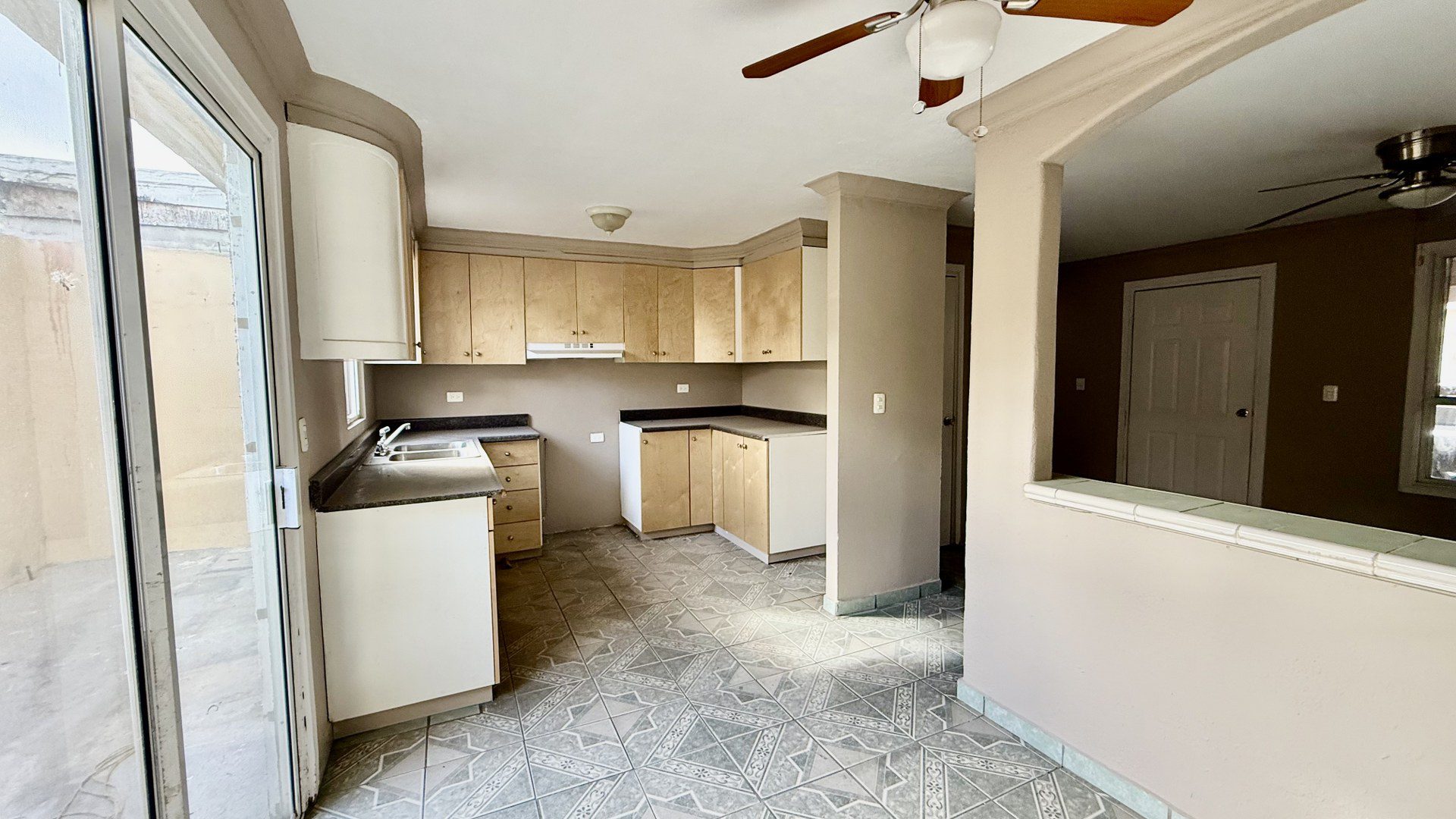 La casa se encuentra dentro de la Privada Tulum en Santa Fe, una zona con acceso inmediato a centros comerciales, parques y escuelas de alta calidad, PRECIO: $ 160,000 Dlls
Características de la Casa:
Distribución en 2 niveles.
1 baño completo y medio baño. Cocina integral. Sala y comedor. Terraza, ideal para colocar una sala de patio y un asador. Boiler y ventiladores de techo incluidos. Estacionamiento techado para 2 automóviles. Agenda tu cita hoy mismo!
Christian@primerobr.com
664-356-1143