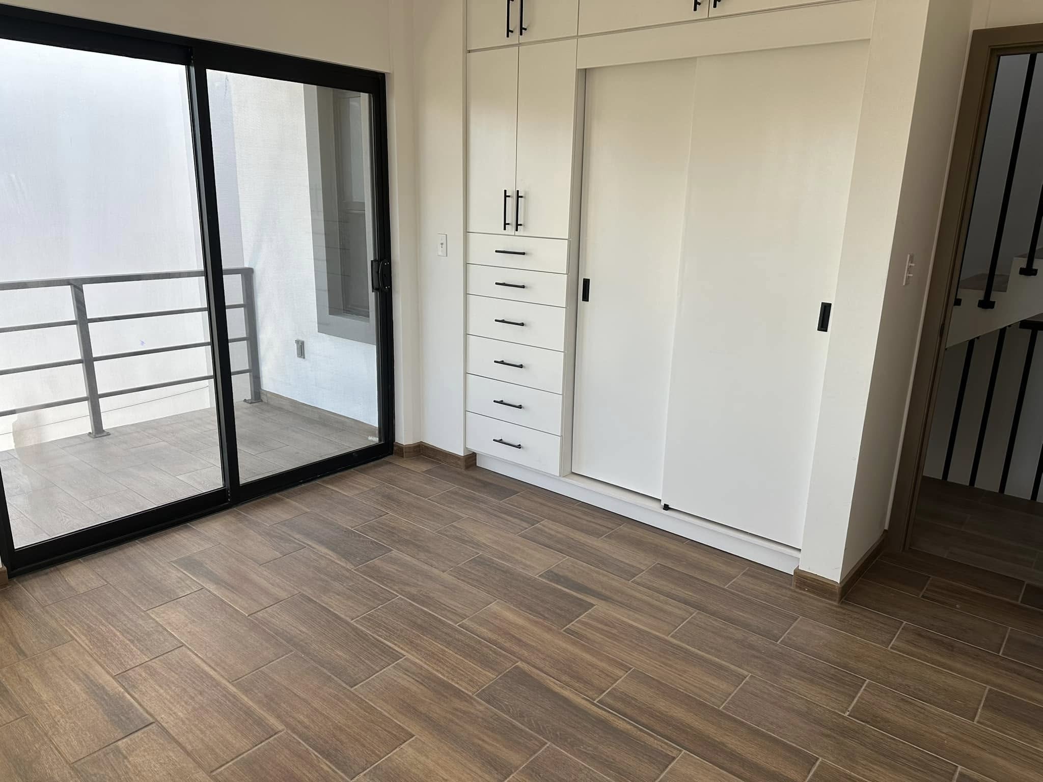 Townhouse en Renta en Avenida Las Ferias
Este acogedor townhouse es perfecto para profesionales o familias que buscan vivir en una ubicación privilegiada en Tijuana, con acceso rápido a diversos servicios y puntos de interés. Si estás interesado en conocer esta propiedad, no dudes en contactarnos para agendar una visita. ¡Te atenderemos con gusto!
Ubicación:
• Situado en Avenida Las Ferias, a solo pasos del Club Britania.
Renta USD $1,600 dlls por mes