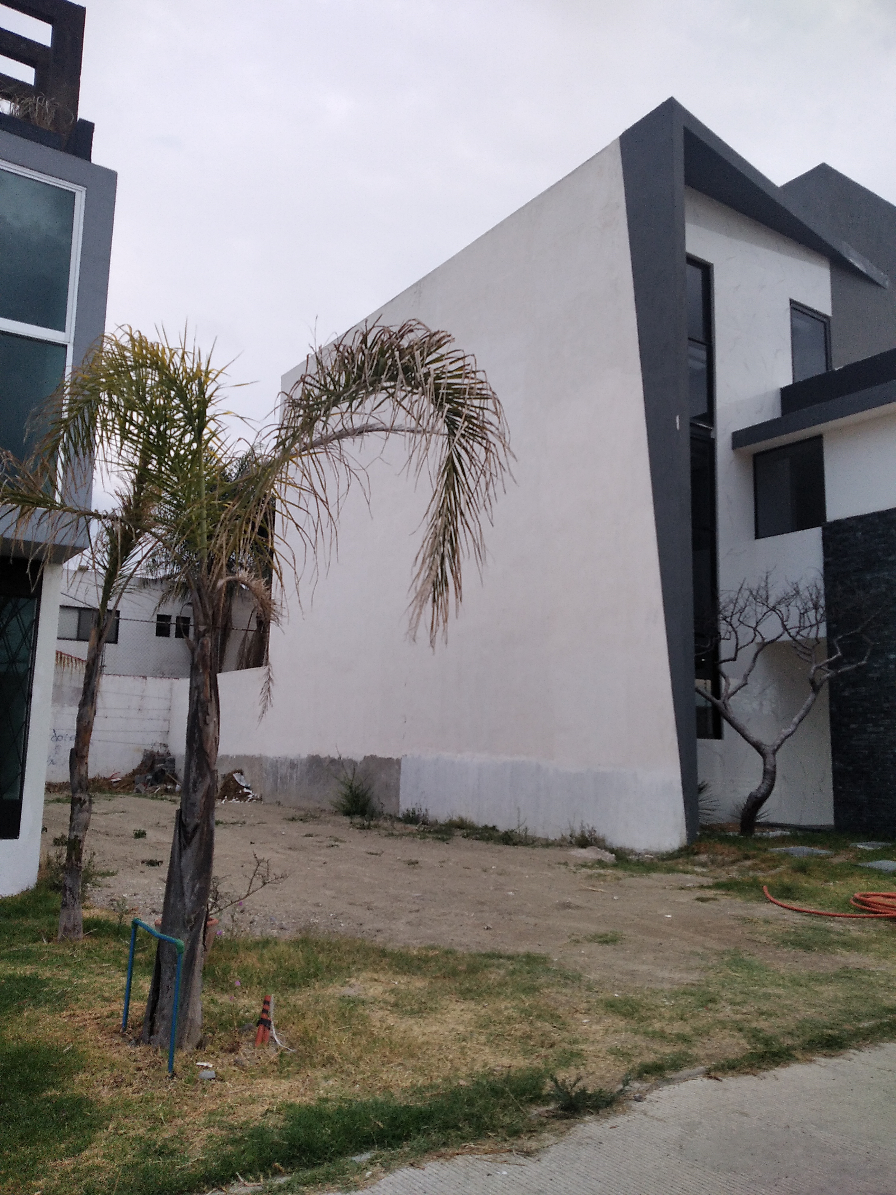 TERRENO UBICADO EN CONJUNTO PEQUEÑO CERRADO CON PORTÓN ELÉCTRICO.
CONTACTO 2221767909
CONJUNTO PEQUEÑO DE 8 PROPIEDADES, CON CONSTRUCCIONES NUEVAS DE
EXCELENTE NIVEL .
IDEAL PARA QUIEN DESEA CONSTRUIR CASA DE NIVEL RESIDENCIAL, EN ZONA CON ALTA PLUSVALÍA..
SE ENCUENTRA CERCA DE ESCUELAS COMO COLEGIO LE BRET, UNION MONTESSORI, INSTITUTO MEXICO, INSTITUTO
MADERO, UDLAP.
ACCESO A DIFERENTES VÍAS DE COMUNICACIÓN: ANTIGUO CAMINO A MORILLOTLA, CAMINO REAL A
CHOLULA, PERIFÉRICO.
ZONA MUY AGRADABLE Y CON ALTA PLUSVALÍA.