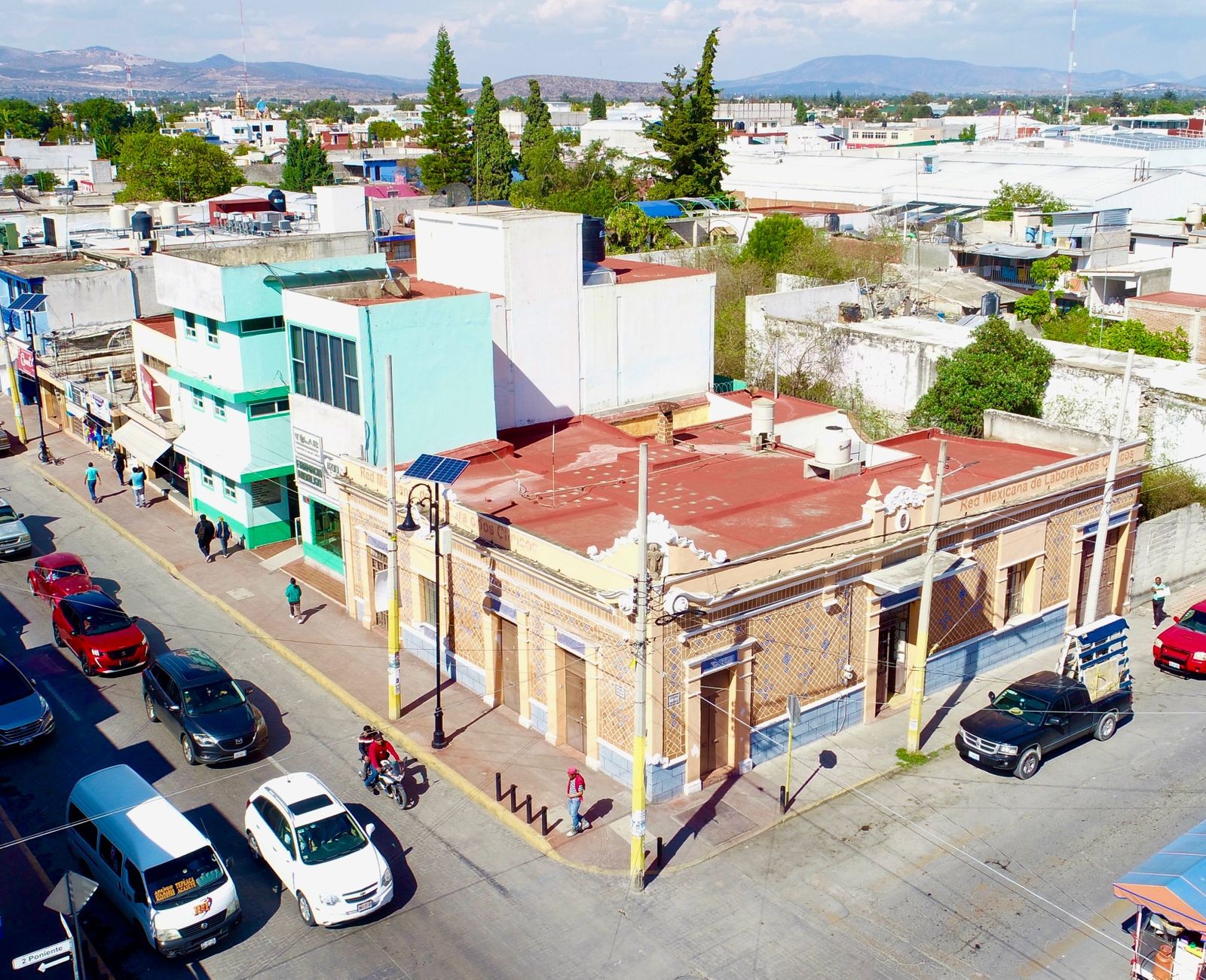 Tiene 338 metros de terreno y 320 de construcción en 1 solo nivel.

La construcción cuenta con varias habitaciones de diferentes medidas, recepción 4 privados, bodegas, patio central, cochera y local independiente.

Es una construcción antigua pero muy bien conservada ya que funcionaba como laboratorio de análisis clínicos.

Se muestra con cita cualquier día de la semana de lunes a domingo.