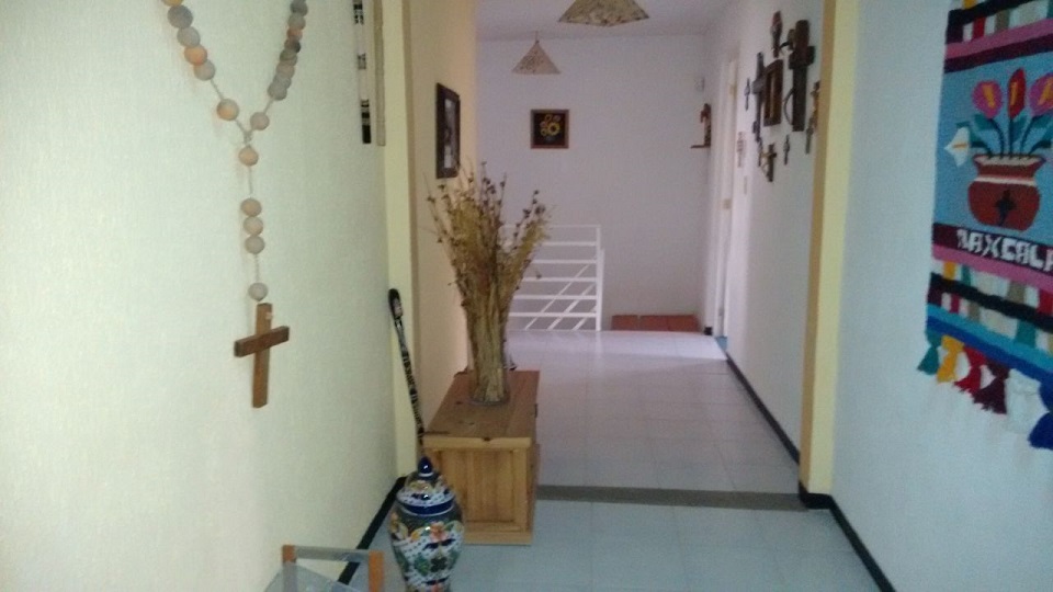 Amplia casa en conjunto cerrado a 10 minutos de Tlaxcala
CONTACTO: 2221767909
Fraccionamiento La Virgen en Panotla Tlaxcala y
a 30 de Volkswagen
424 m2 de terreno
220 m2 de construcción
Junto a zona arbolada con hermosa vista.
Con amplio jardín de 250 m2
PLANTA BAJA:
Recibidor
Sala comedor
Cocina integral
Estudio
Bar
Baño de visitas
Cuarto de servicio
Área de lavado
Jardin verdaderamente grande
PLANTA ALTA
4 recámaras
2 baños completos
SE VENDE CON O SIN MUEBLES