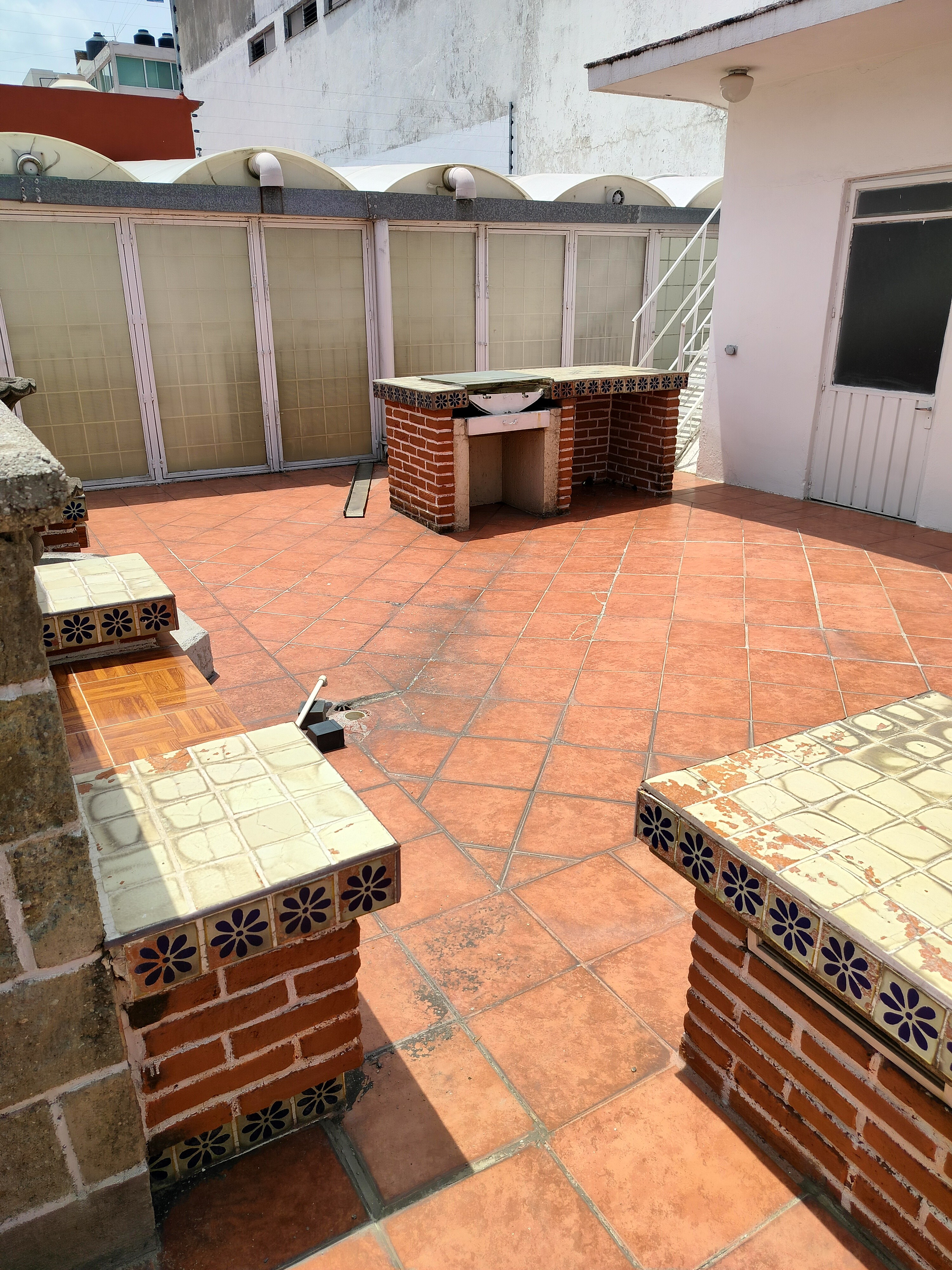 Excelente tanto para casa habitación o comercio, SPA, Clínica de Rehabilitación, Consultorio, Oficinas.
Tiene alberca techada con policarbonato, funcionando con filtros y caldera.
La casa cuenta en planta baja con:
cochera techada para 2 automóviles, Sala comedor, cocina con cocina integral, 1 recámara, baño completo y despacho.
En planta alta:
Tiene 2 recámaras amplias con closets, terraza y baño completo.
En la azotea tiene roofgarden con asador, cuarto de lavado y cuarto de servicio baño