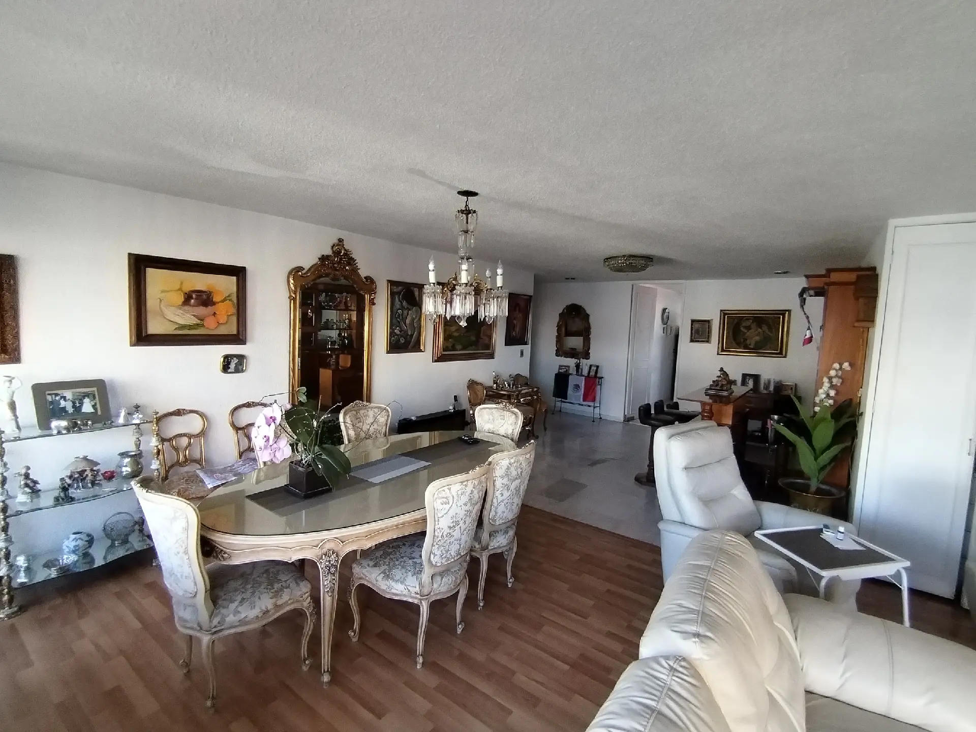 Excelente oportunidad en una de las mejores zonas de la CDMX.
¡Departamento en condominio en venta!
Precio a tratar: $5.8M
✅Descripción:
🔺152 m²
🔺 Antigüedad: 45 años.
🔺2 recámaras con opción a 3.
🔺Recámara principal con baño completo y vestidor.
🔺Sala
🔺Estancia
🔺Cocina
🔺📺Área de TV o estudio.
🔺2 baños completos.
🔺5° piso.
🔺Balcón.
🔺Cuarto de servicio con baño completo.
🔺Área de lavado.
🔺🚘🚘2 cajones de estacionamiento.
🔺🛂Seguridad 24 Hrs.
🔺2 elevadores.
⚠️Solo Trato Directo