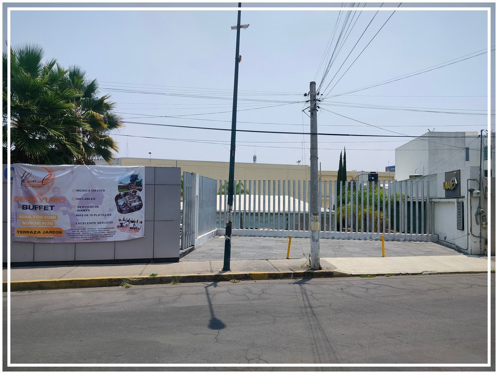 La propiedad en este momento funciona como jardín de eventos, por lo que tiene pergolados fijos, uno de 236 metros cuadrados y otro de 50 metros cuadrados, también cuenta con cocina equipada para eventos, baños para hombres y para mujeres, también tiene una bodega debajo de las escaleras y estacionamiento para 5 vehículos. pero con mucho espacio para estacionarse por ambos frentes incluso con la calle perpendicular que tiene al frente la propiedad.