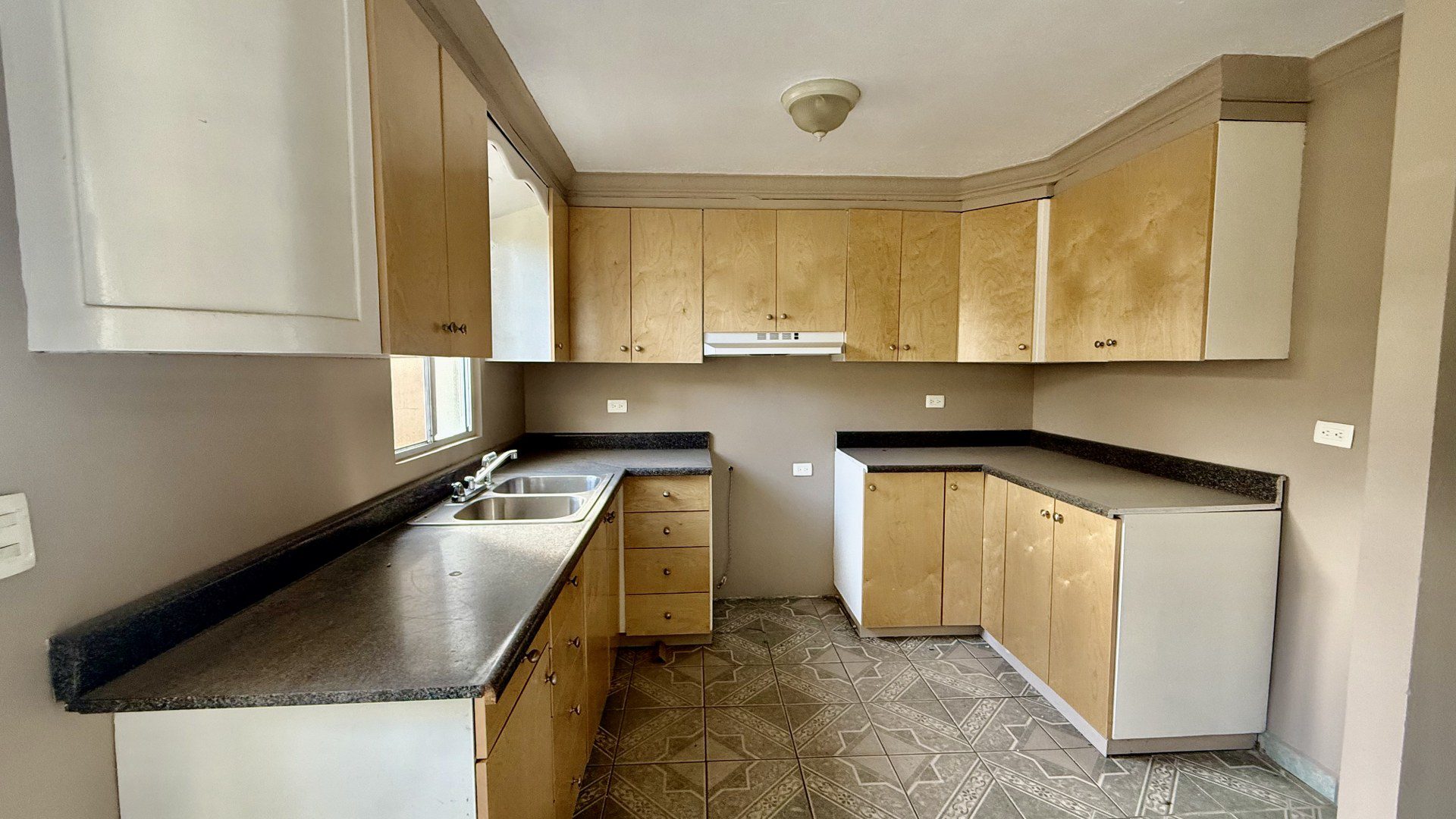 La casa se encuentra dentro de la Privada Tulum en Santa Fe, una zona con acceso inmediato a centros comerciales, parques y escuelas de alta calidad, PRECIO: $ 160,000 Dlls
Características de la Casa:
Distribución en 2 niveles.
1 baño completo y medio baño. Cocina integral. Sala y comedor. Terraza, ideal para colocar una sala de patio y un asador. Boiler y ventiladores de techo incluidos. Estacionamiento techado para 2 automóviles. Agenda tu cita hoy mismo!
Christian@primerobr.com
664-356-1143