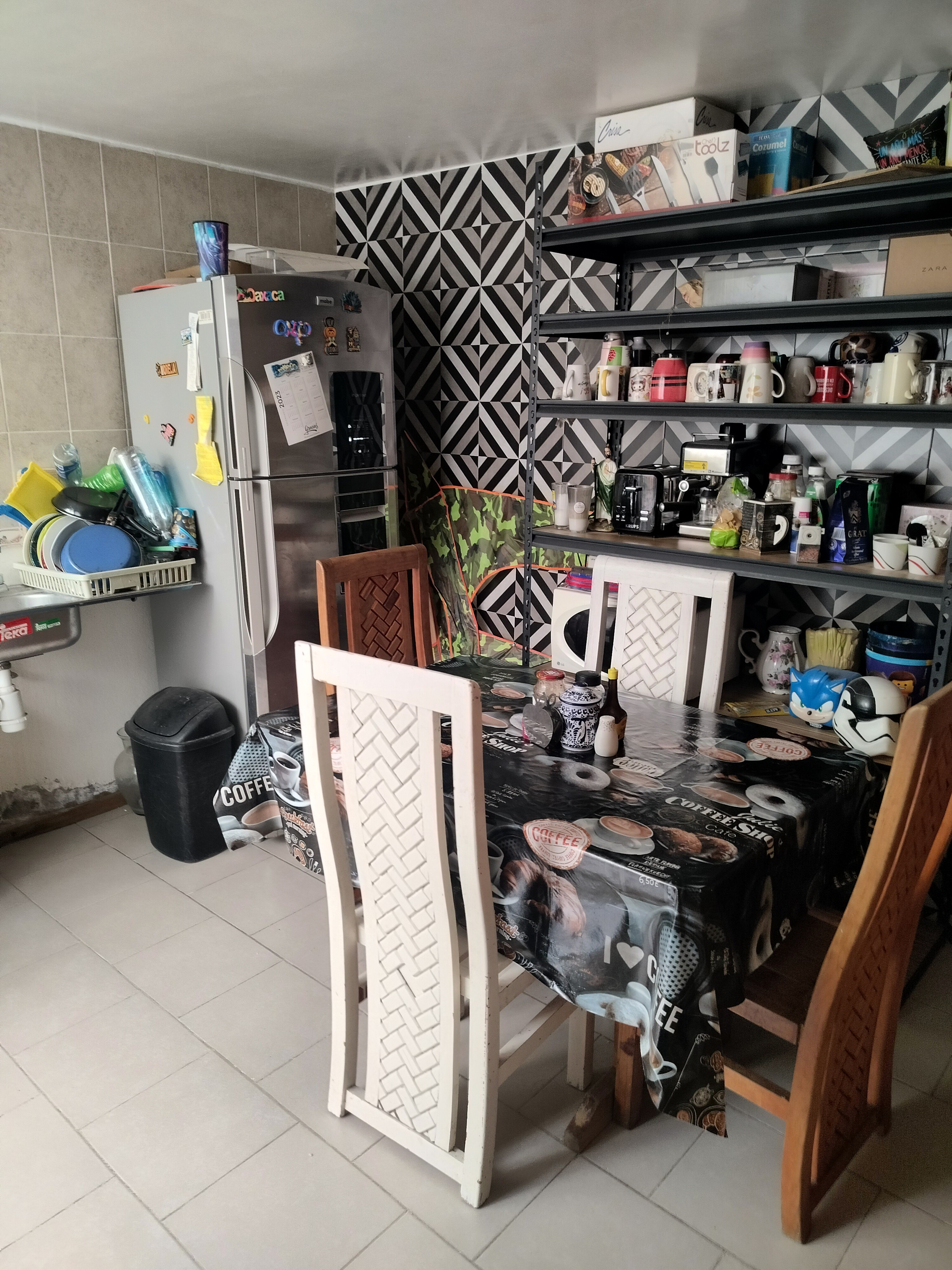 Se encuentra atrás de la UNIPUEBLA, cerca del Coppel Guadalupe y cerca del centro comercial centro sur.
En planta baja cuenta con sala, comedor, cocina amplia con alacena grande le cabe desayunador, tiene medio baño, zotehuela, cochera para 1 auto y cisterna.
En planta Alta tiene 2 recámaras de muy buen tamaño con closets grandes, baño completo amplio.
Se puede ampliar la casa para hacerle un piso más con 2 recámaras grandes.
Aceptamos cualquier crédito.