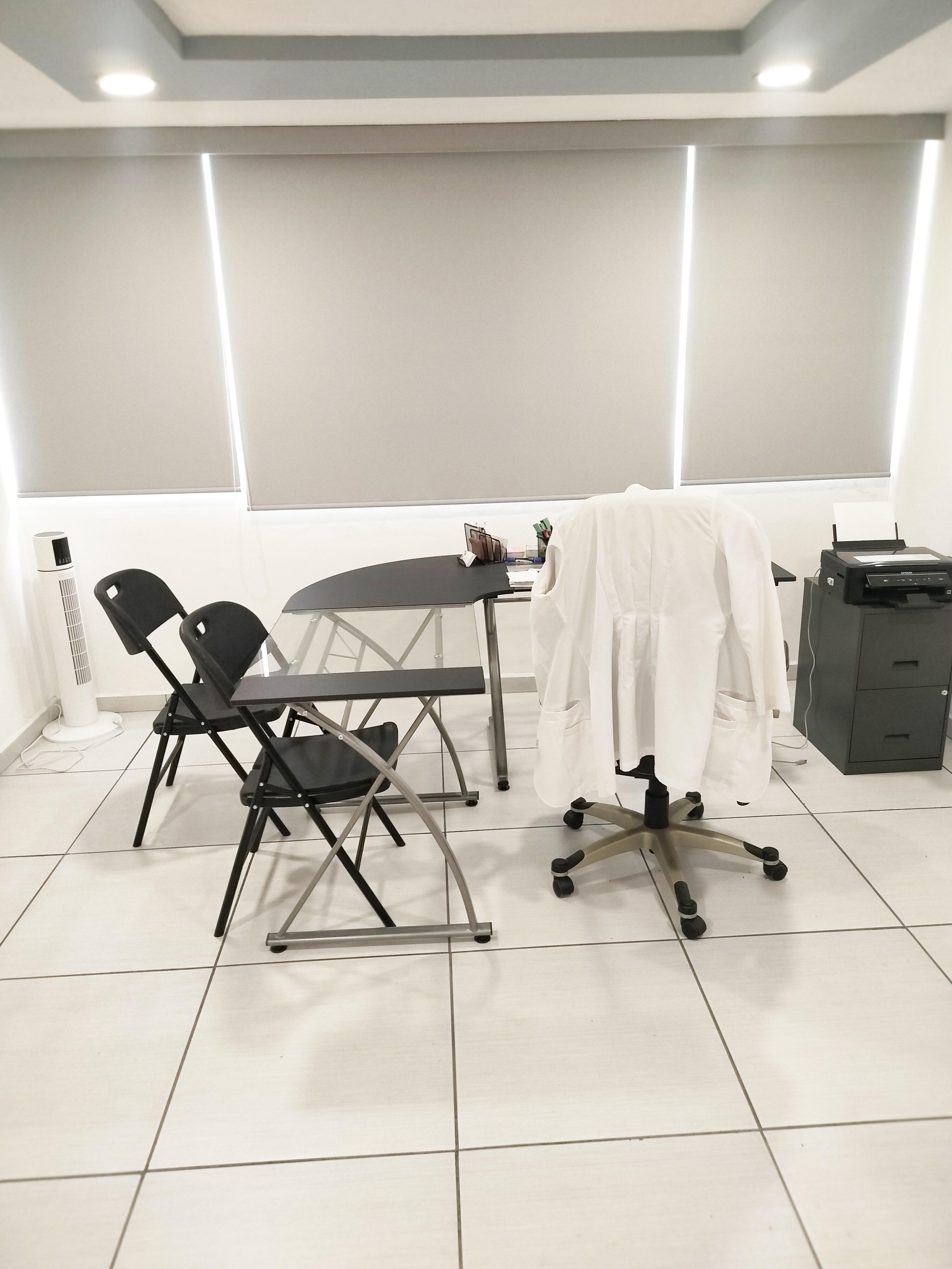 Renta de Consultorios Médicos en Puebla - Diagonal Defensores de la República
¡Impulsa tu práctica médica en un entorno de profesionales de la salud! Ofrecemos consultorios en renta ubicados estratégicamente en una clínica privada sobre la Diagonal Defensores de la República esquina con 18 Poniente en Puebla, una zona de alta afluencia y fácil acceso.
Características del consultorio:
Espacios cómodos y bien iluminados: Consultorios diseñados para proporcionar un ambiente acogedor tanto para e