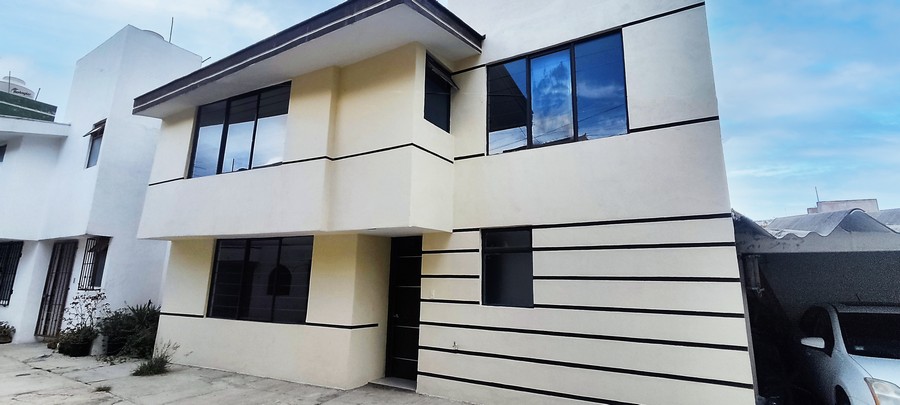 Tiene 3 recamaras, 2 de ellas con closets, sala comedor, cocina, medio baño abajo, baño completo arriba, cochera propia y local con acceso a la calle.

Se muestra con cita

Se encuentra a calle y media de Av. 16 de septiembre Cerca de las colonias: Bugambilias, Vicente Guerrero, Patrimonio, Puebla Textil, San José Mayorazgo, San Manuel, Loma Linda, Puebla Textil.
