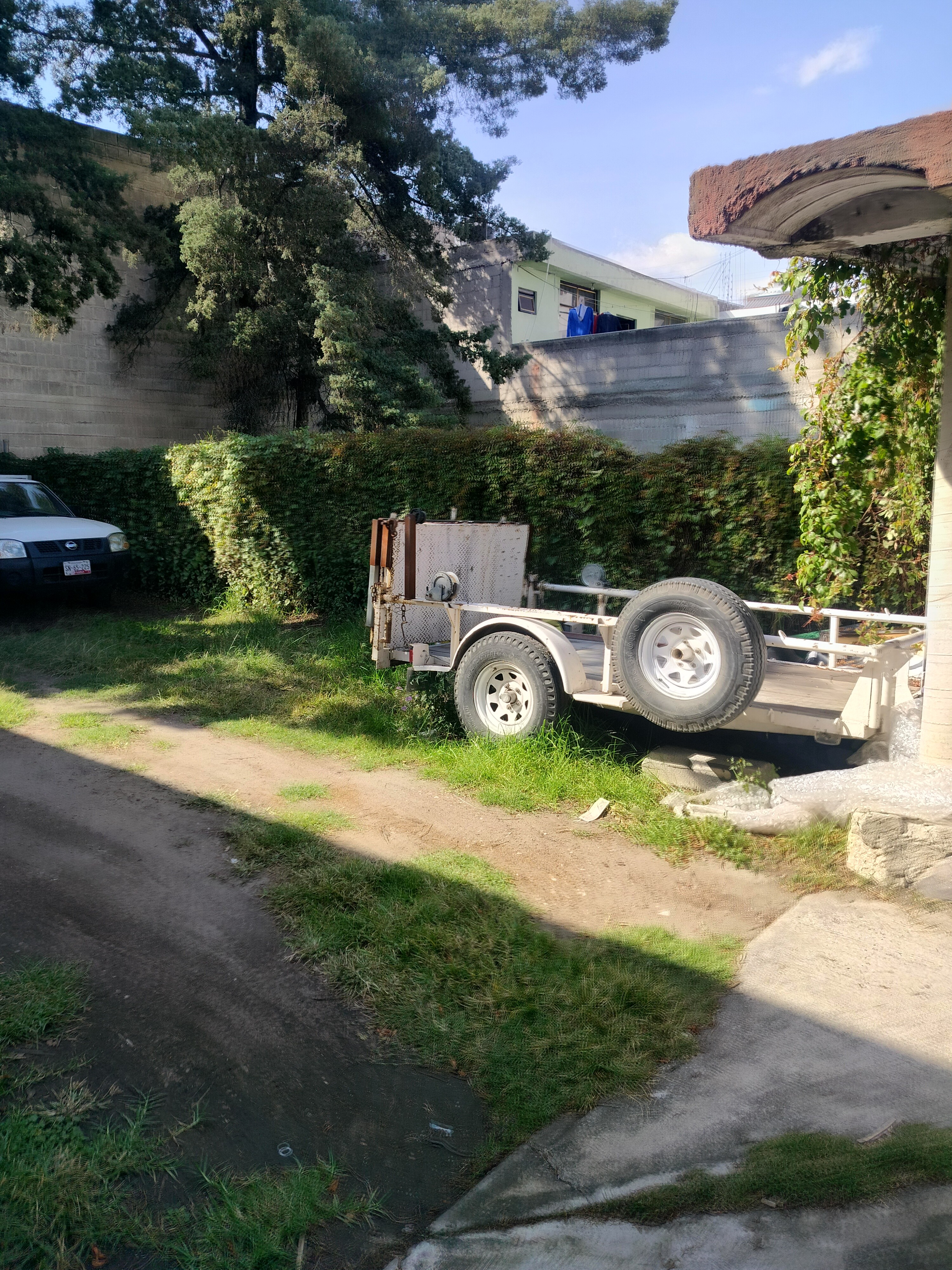 Tiene 189m² y cuenta con una pequeña construcción de 35m² tiene todos los servicios, agua, luz, drenaje, pavimento, ya cuenta con una barda al frente y en un lado del terreno.
Está libre de gravamen, listo para poderse vender.
Se muestra de lunes a domingo