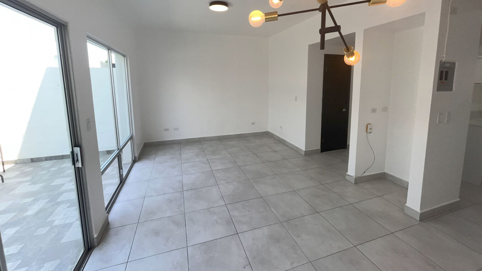 Casa en Venta en Coto Uno
Hermosa casa ubicada en un coto privado con excelentes amenidades, ideal para disfrutar en familia y vivir con seguridad y confort. Un hogar listo para disfrutar en un entorno seguro, tranquilo y con todo lo que tu familia necesita.
Características de la casa
• Sala y comedor amplios.
• Cocina funcional.
• Pequeña bodega bajo la escalera.
• ½ baño en planta baja.
• Patio trasero.
• Cuarto de lavado.
• Recámara principal con baño completo.
• 2 recámaras secundarias con baño compartido.
• Pasillo de servicio.
• Cochera para 2 autos + 1 espacio adicional en la calle.
Amenidades del coto
• Alberca y jacuzzi.
• Áreas verdes.
• Fogatero.
• Área de juegos infantiles.
Superficie
• Terreno: 223 m²
• Construcción: 114 m²
Solicita más información