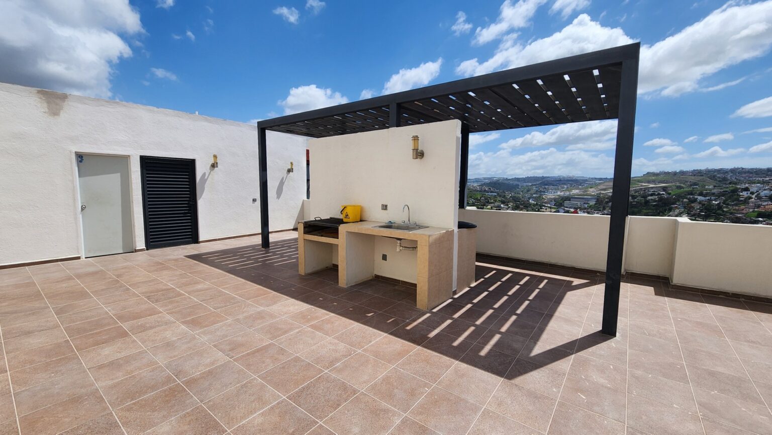 Departamento en Venta en Colinas de Chapultepec
Este amplio y moderno departamento te ofrece la oportunidad de vivir en una de las zonas más privilegiadas de Tijuana. Ubicado dentro de la Zona Dorada, disfrutarás de un entorno seguro, con excelente conectividad y acceso inmediato a escuelas, restaurantes, bares y comercios. Ideal para quienes buscan comodidad, seguridad y un estilo de vida práctico y bien ubicado.
Características
• Superficie de 105 m² en un solo nivel.
• 2 recámaras.
• 2 bañ