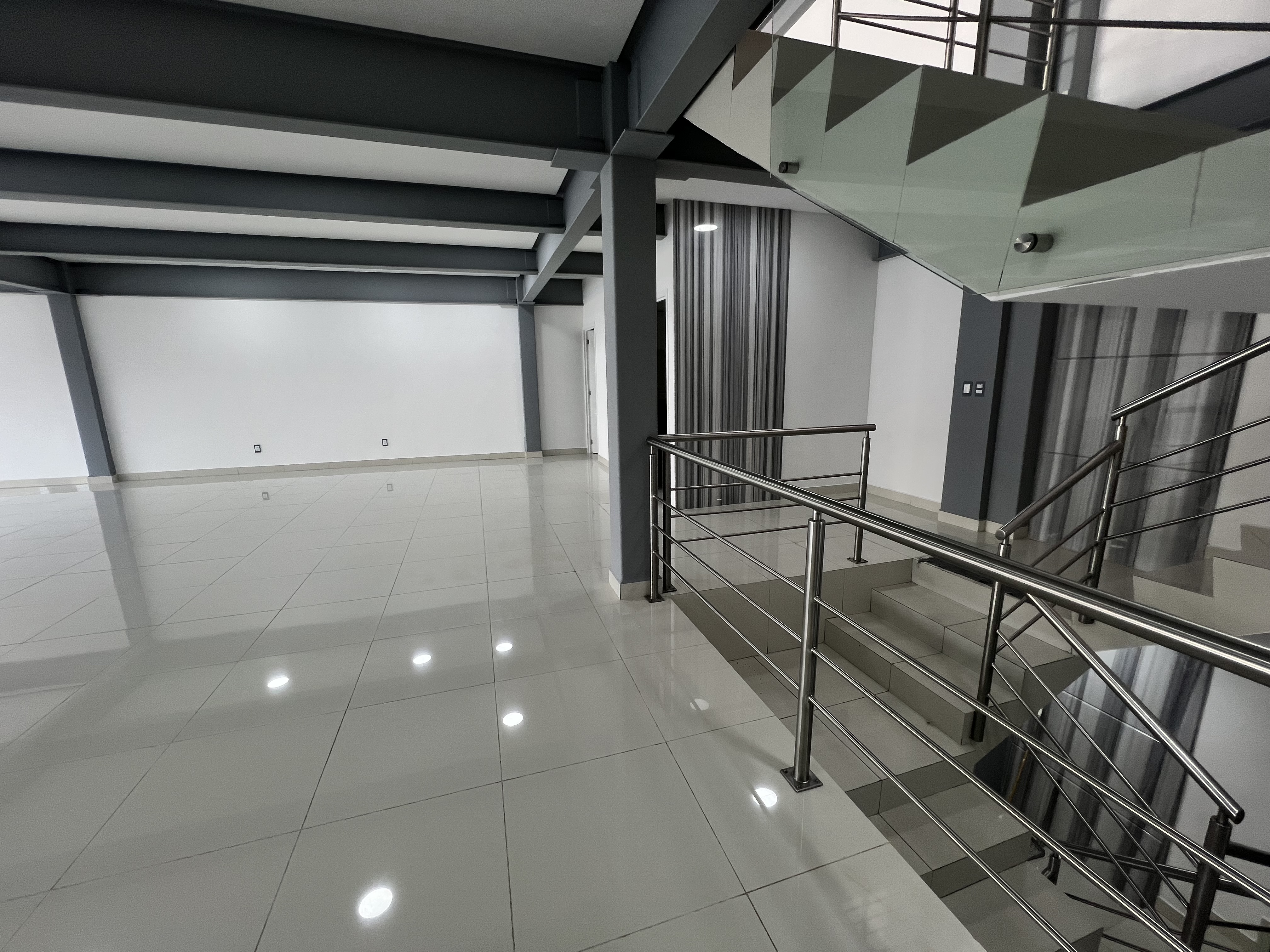 Increíble edificio comercial de 790m2 distribuidos en planta baja y tres niveles con gran amplitud en cada uno de los pisos, cuenta con dos medios baños completamente nuevos, terraza al aire libre con increíble vista y espacio de estacionamiento frente al edificio.
