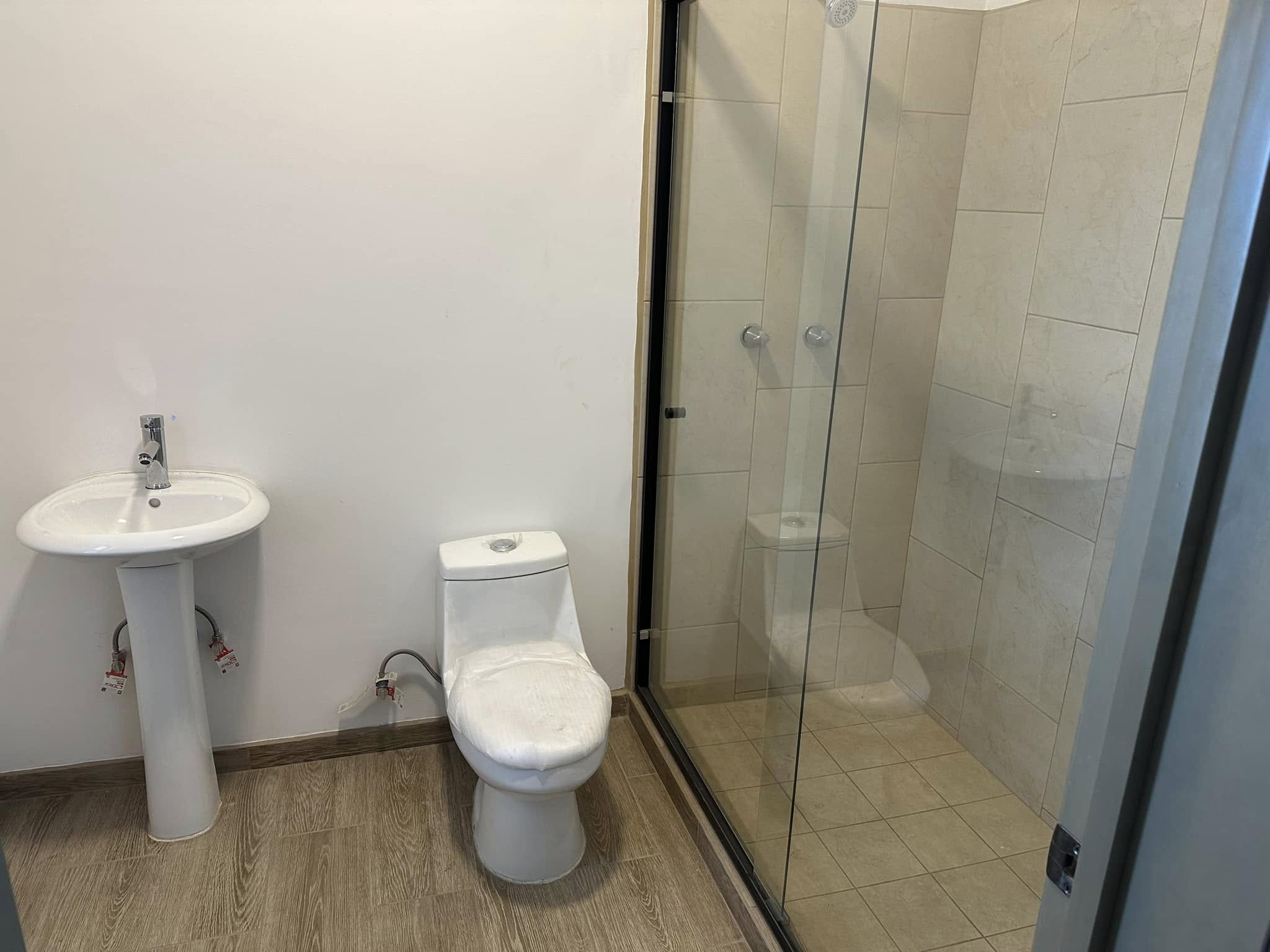 Townhouse en Renta en Avenida Las Ferias
Este acogedor townhouse es perfecto para profesionales o familias que buscan vivir en una ubicación privilegiada en Tijuana, con acceso rápido a diversos servicios y puntos de interés. Si estás interesado en conocer esta propiedad, no dudes en contactarnos para agendar una visita. ¡Te atenderemos con gusto!
Ubicación:
• Situado en Avenida Las Ferias, a solo pasos del Club Britania.
Renta USD $1,600 dlls por mes