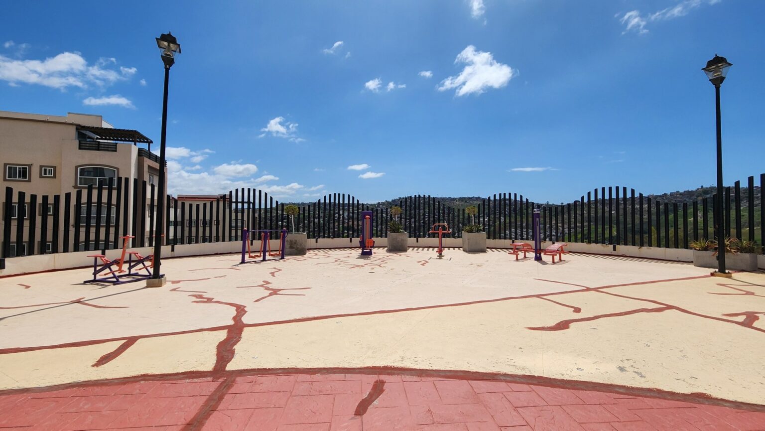 Departamento en Venta en Colinas de Chapultepec
Este amplio y moderno departamento te ofrece la oportunidad de vivir en una de las zonas más privilegiadas de Tijuana. Ubicado dentro de la Zona Dorada, disfrutarás de un entorno seguro, con excelente conectividad y acceso inmediato a escuelas, restaurantes, bares y comercios. Ideal para quienes buscan comodidad, seguridad y un estilo de vida práctico y bien ubicado.
Características
• Superficie de 105 m² en un solo nivel.
• 2 recámaras.
• 2 bañ