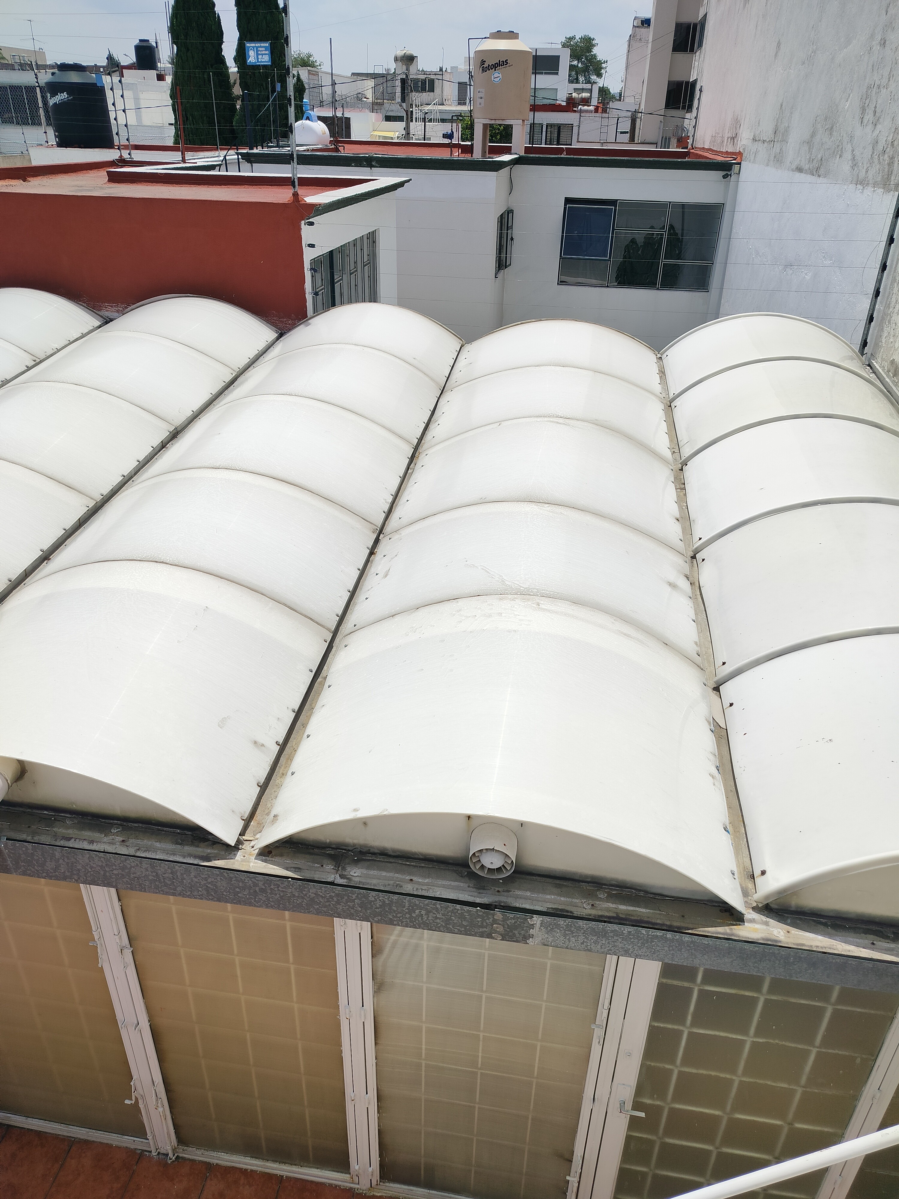 Excelente tanto para casa habitación o comercio, SPA, Clínica de Rehabilitación, Consultorio, Oficinas.
Tiene alberca techada con policarbonato, funcionando con filtros y caldera.
La casa cuenta en planta baja con:
cochera techada para 2 automóviles, Sala comedor, cocina con cocina integral, 1 recámara, baño completo y despacho.
En planta alta:
Tiene 2 recámaras amplias con closets, terraza y baño completo.
En la azotea tiene roofgarden con asador, cuarto de lavado y cuarto de servicio baño