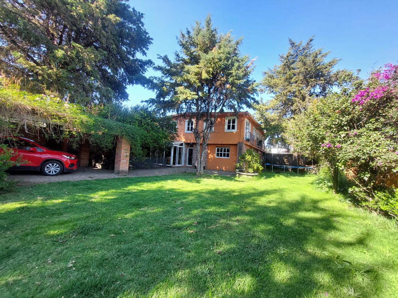 ¡Hermosa Casa en Venta!
Precio: $11,000,000.00
Descripción:
Terreno: 692.20 m².
Construcción: 300.27 m².
3 recámaras.
Sala a doble altura.
Comedor.
Chimenea.
4½ baños.
Cocina integral abierta.
Cuarto de lavado.
Estudio.
Bodega.
Estacionamiento para 5 autos.
Porche hacia el jardín.
Jardín frontal y trasero.
Zona de asador.
Gas LP.
Escritura pública, planos, todo pagado.
Documentos en regla.
14 años de antigüedad.
