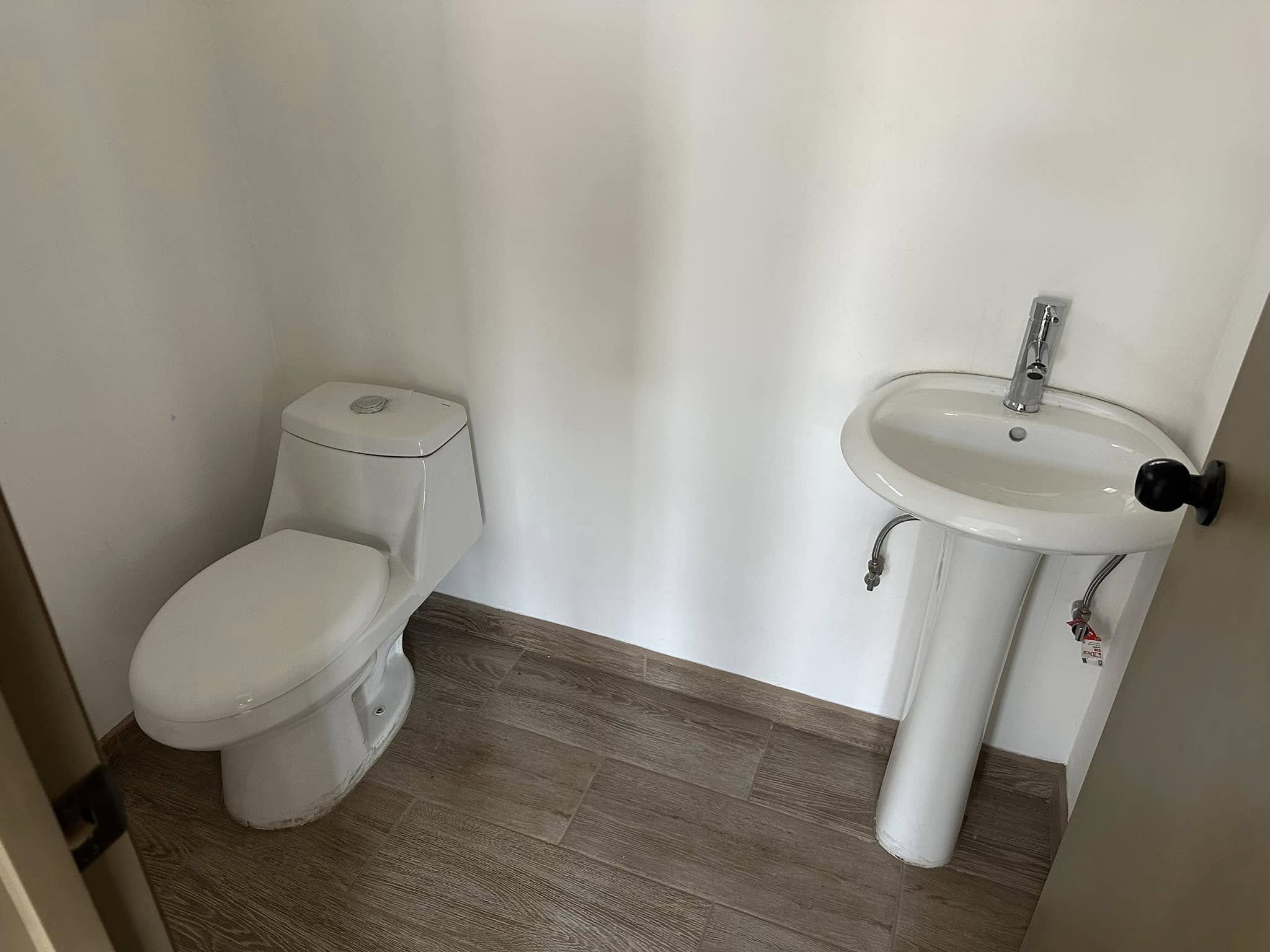 Townhouse en Renta en Avenida Las Ferias
Este acogedor townhouse es perfecto para profesionales o familias que buscan vivir en una ubicación privilegiada en Tijuana, con acceso rápido a diversos servicios y puntos de interés. Si estás interesado en conocer esta propiedad, no dudes en contactarnos para agendar una visita. ¡Te atenderemos con gusto!
Ubicación:
• Situado en Avenida Las Ferias, a solo pasos del Club Britania.
Renta USD $1,600 dlls por mes