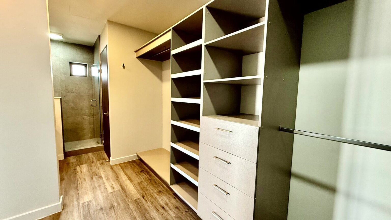Departamento en Renta en Juárez Residencial
Vive en uno de los desarrollos más exclusivos de Tijuana, Juárez Residencial, un proyecto con solo 30 departamentos distribuidos en 11 niveles, que combina comodidad, diseño y ubicación privilegiada en una de las colonias más tradicionales de la ciudad.
Características del departamento:
• 3 Recámaras.
• 2 Baños completos.
• 2 Cajones de estacionamiento.
• Área de bodega para almacenamiento adicional.
Renta USD $1,850 dlls por mes