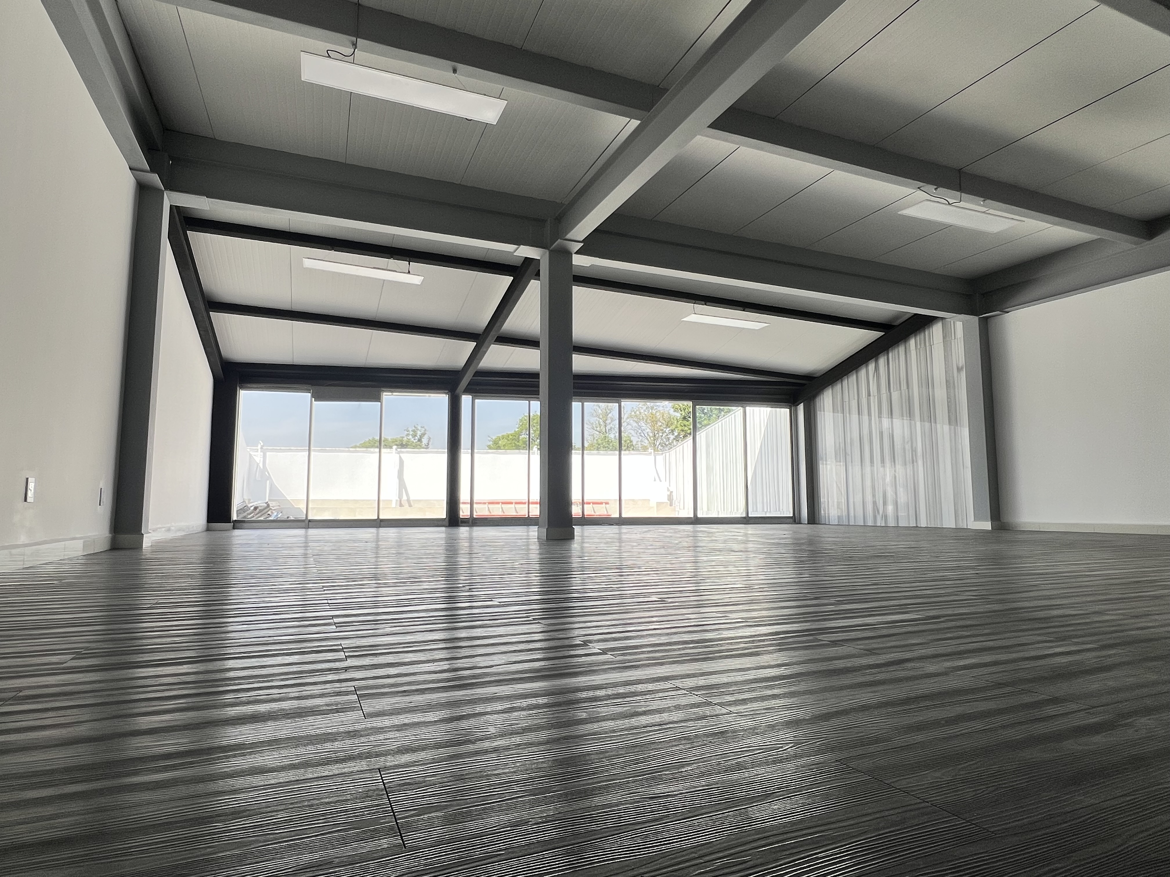 Increíble edificio comercial de 790m2 distribuidos en planta baja y tres niveles con gran amplitud en cada uno de los pisos, cuenta con dos medios baños completamente nuevos, terraza al aire libre con increíble vista y espacio de estacionamiento frente al edificio.