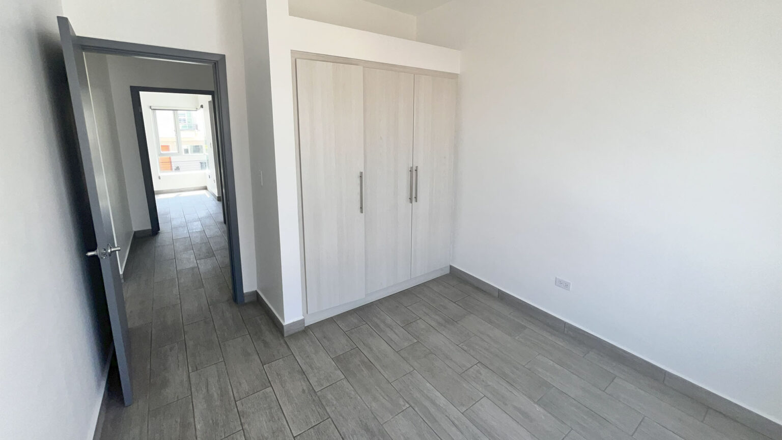 Casa en Venta en Coto Uno
Hermosa casa ubicada en un coto privado con excelentes amenidades, ideal para disfrutar en familia y vivir con seguridad y confort. Un hogar listo para disfrutar en un entorno seguro, tranquilo y con todo lo que tu familia necesita.
Características de la casa
• Sala y comedor amplios.
• Cocina funcional.
• Pequeña bodega bajo la escalera.
• ½ baño en planta baja.
• Patio trasero.
• Cuarto de lavado.
• Recámara principal con baño completo.
• 2 recámaras secundarias con baño compartido.
• Pasillo de servicio.
• Cochera para 2 autos + 1 espacio adicional en la calle.
Amenidades del coto
• Alberca y jacuzzi.
• Áreas verdes.
• Fogatero.
• Área de juegos infantiles.
Superficie
• Terreno: 223 m²
• Construcción: 114 m²
Solicita más información