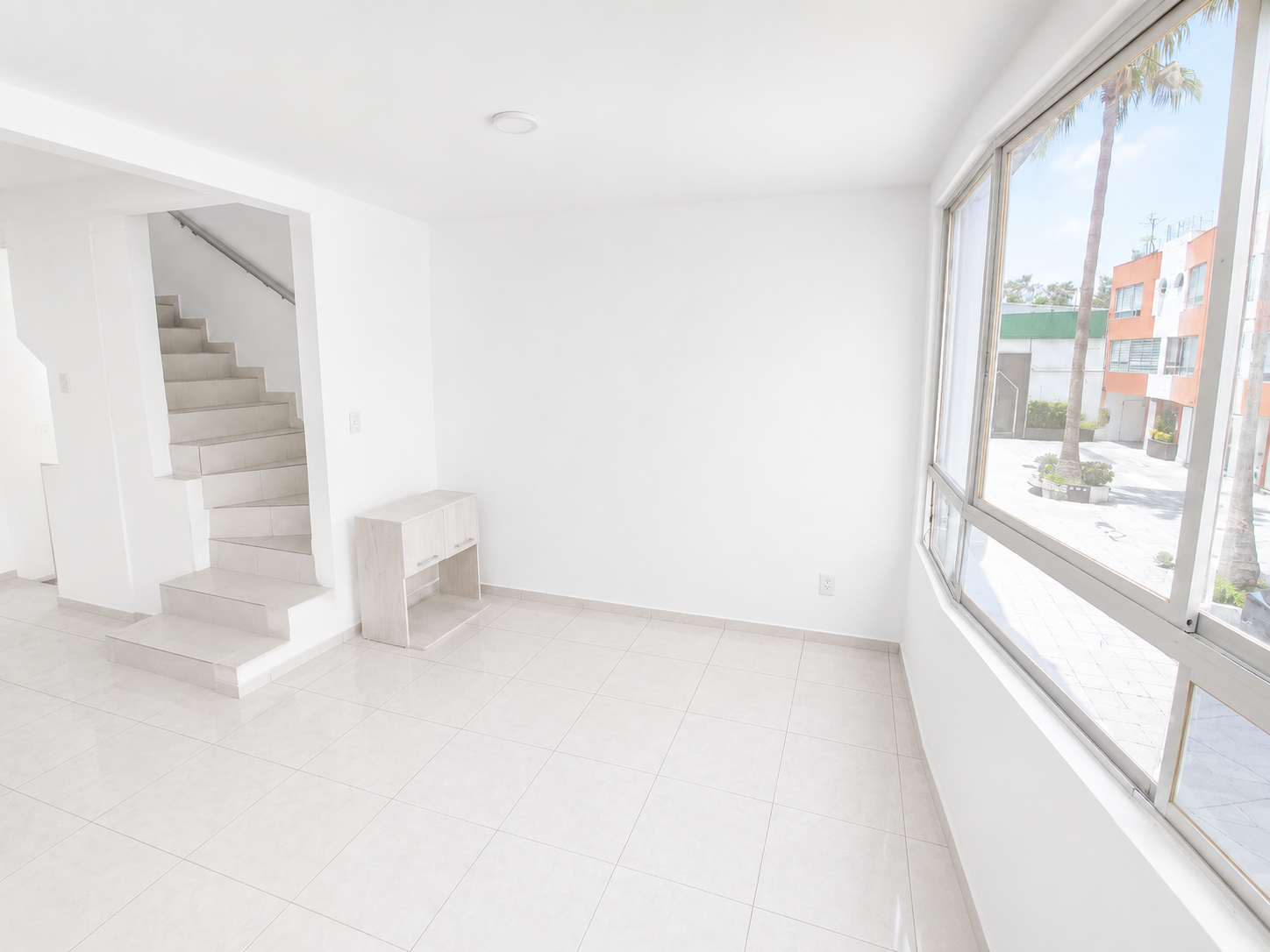 *PRECIO RENTA $40 K.
MANTENIMIENTO: $2,000.00

Descripción:
*CASA VERTICAL.
*SALA / ESTANCIA.
*COMEDOR.
*COCINA CON COCINA INTEGRAL.
*AREA DE LAVADO.
*4 RECAMARAS.
*3 ½ BAÑOS
*2 CAJONES DE ESTACIONAMIENTO.
*CUARTO DE SERVICIO.
*TERRAZA SEMI TECHADA.
*VIGILANCIA 24 HRS.
*CONSTRUCCIÓN 153 M².