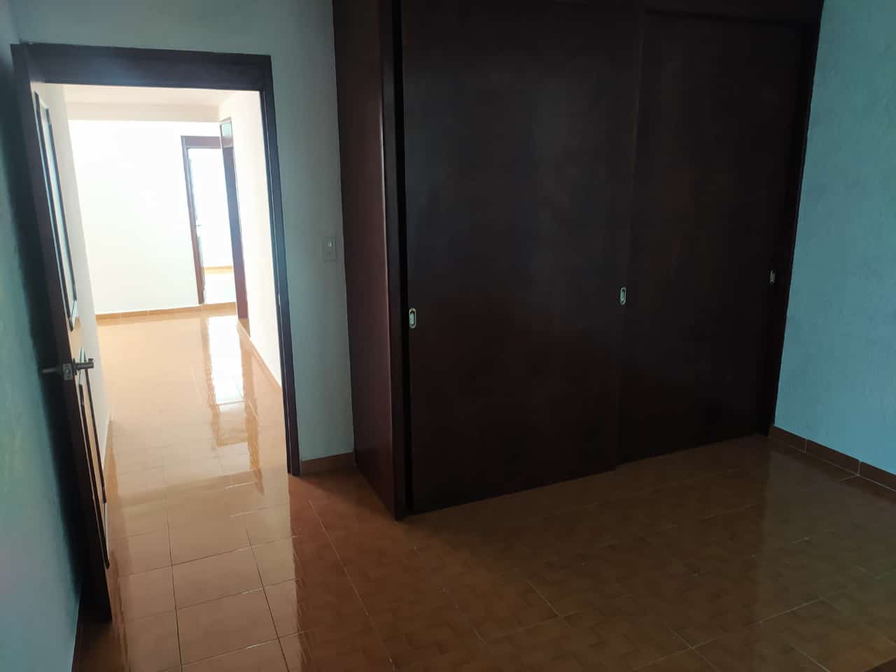 Casa amplia y con excelentes acabados.
Ubicación:
Colonia Bosques de Colón, a 10 min de la Prepa No.5, Toluca, Estado de México.
Cuenta con:
4 recamaras
2 baños completos
Garage para 1 auto
1 despacho
Cocina
Sala
Comedor
Cuarto para juegos
Patio de servicio.
Acabados: Loseta cerámica en toda la casa, closets en recamaras, la cocina apenas se coloco nueva, lista para habitar.
Se aceptan créditos, si no cuenta con el con gusto se le tramita con la institución que mas le convenga.