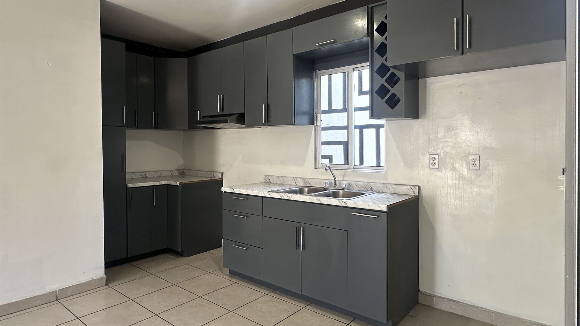 Casa en Venta en Madeira Residencial
¡Vive en un lugar tranquilo y cómodo, diseñado para disfrutar con tu familia! Contáctanos para más información o para agendar una visita.
Espacios:
• 3 recámaras amplias.
• 2 baños completos.
• Patio trasero y pasillo lateral.
• Área de estacionamiento.
Venta MXN $2,500,000 pesos