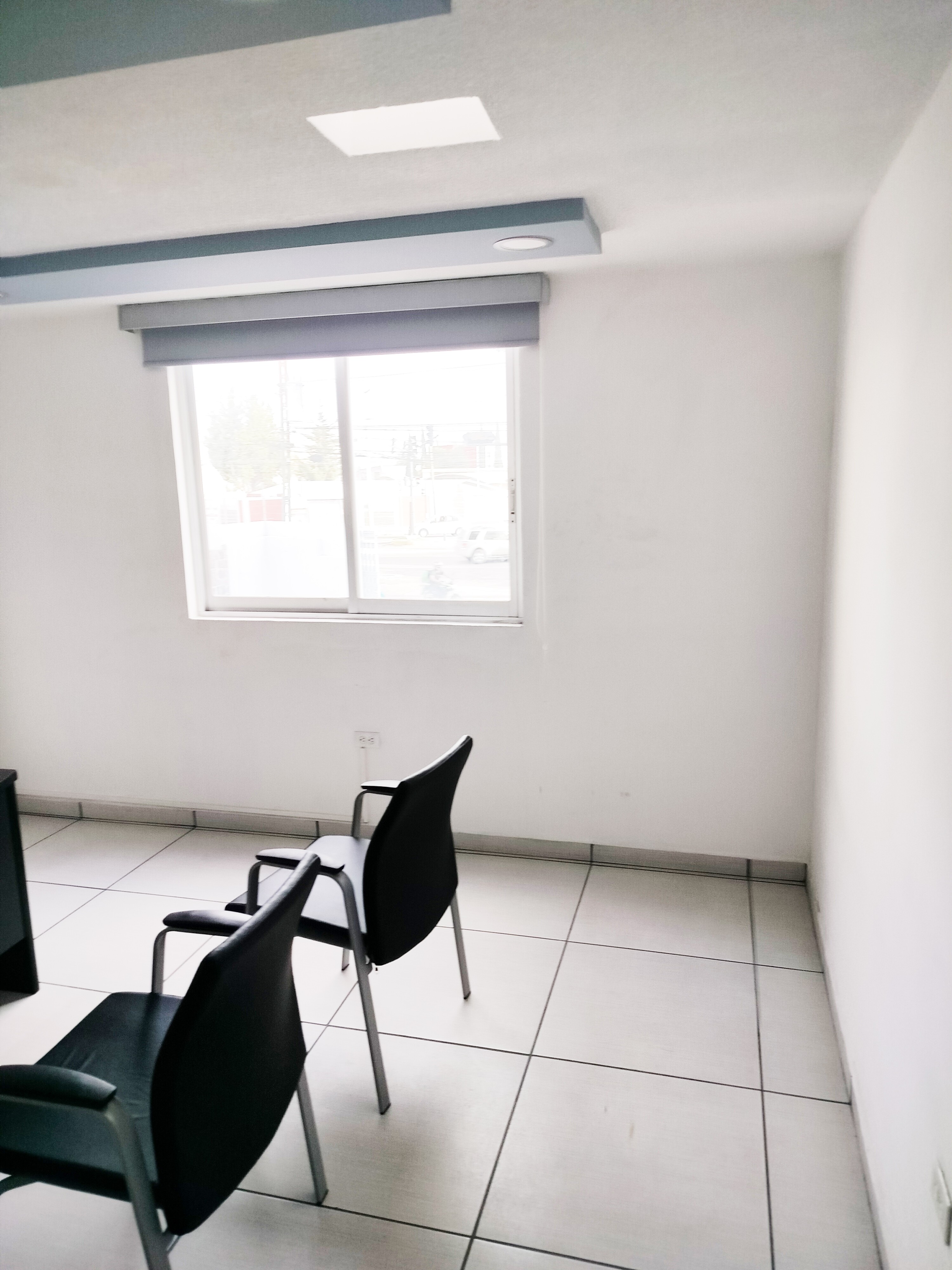 Renta de Consultorios Médicos en Puebla - Diagonal Defensores de la República
¡Impulsa tu práctica médica en un entorno de profesionales de la salud! Ofrecemos consultorios en renta ubicados estratégicamente en una clínica privada sobre la Diagonal Defensores de la República esquina con 18 Poniente en Puebla, una zona de alta afluencia y fácil acceso.
Características del consultorio:
Espacios cómodos y bien iluminados: Consultorios diseñados para proporcionar un ambiente acogedor tanto para e