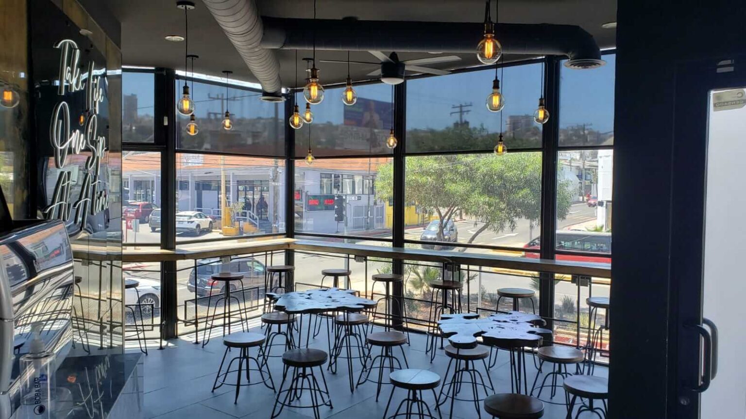 Traspaso de Boba Bar Tijuana
Adquiere un negocio establecido con una ubicación privilegiada en el Blvd. de Las Américas, a espaldas del Colegio Instituto México. Bobabar Tijuana es una opción ideal para emprendedores interesados en un modelo de negocio probado y rentable. Con infraestructura de primera y una base de clientes fidelizados, este traspaso representa una excelente oportunidad de inversión.
Traspaso USD $115,000 dlls