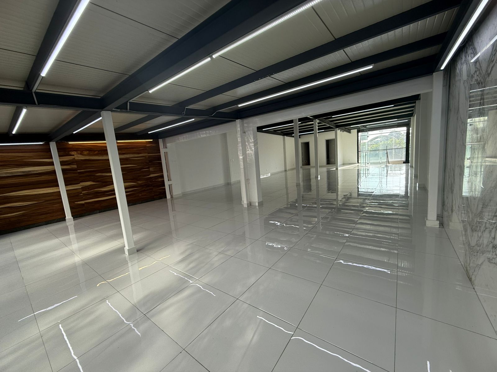 Increíble espacio comercial sobre una de las avenidas más transitadas de la CDMX.
Espacio de 580m2 distribuidos en planta baja y dos niveles con cancelaría de piso a techo que permite una excelente iluminación natural, doble acceso al edificio y espacio de estacionamiento para dos coches. Acabados de lujo en mármol italiano