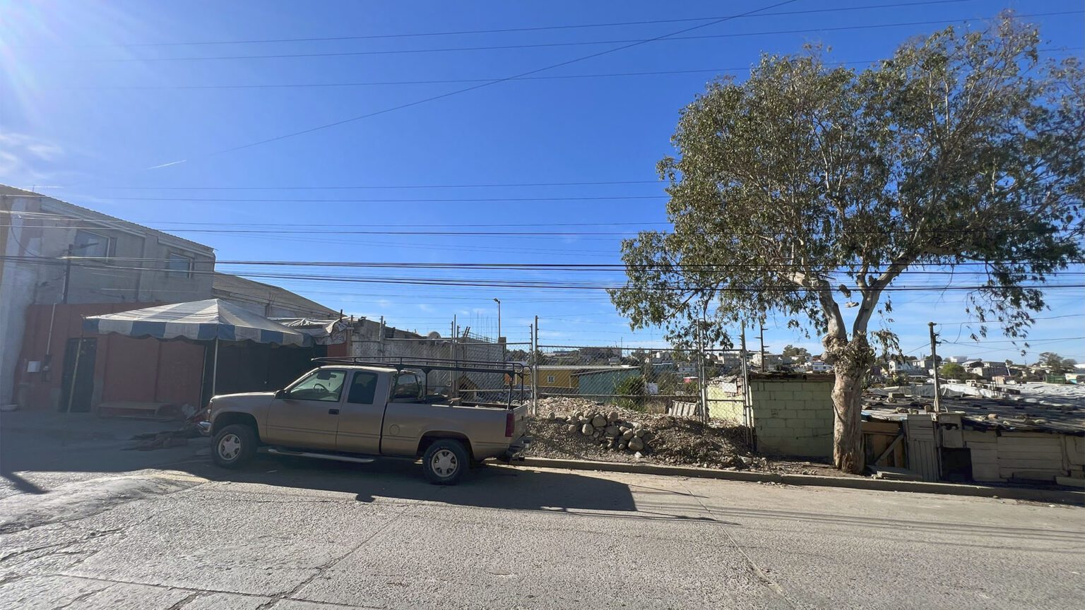 Terreno en Venta en Gran Tenochtitlán

¡Oportunidad única de inversión para construir tu hogar ideal! Este terreno cuenta con 206.7 metros cuadrados y tiene una ubicación privilegiada a pie de calle, perfecto para desarrollar la casa de tus sueños en una de las zonas más prometedoras de la ciudad.

Dimensiones:

• Frente: 10 metros
• Fondo: 20.665 metros

Venta USD $29,500 dlls