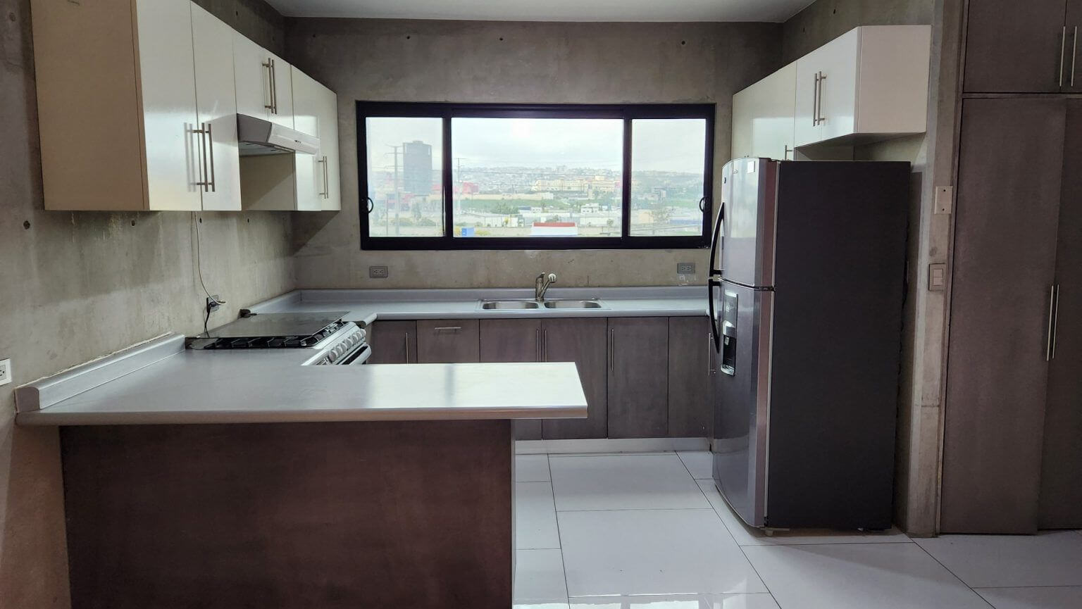 Departamentos en Renta en Mineral de Santa Fe
Renta un lujoso y cómodo departamento en Mineral de Santa Fe, ubicado en la zona Buena Vista de Tijuana. Este exclusivo departamento ofrece un entorno sofisticado y moderno, ideal para quienes buscan un estilo de vida premium a pocos minutos de la frontera y las principales zonas de entretenimiento y comercio de la ciudad.
Ubicación:
• A tan solo cinco minutos de la garita de San Ysidro.
Renta USD $1,000 dlls por mes