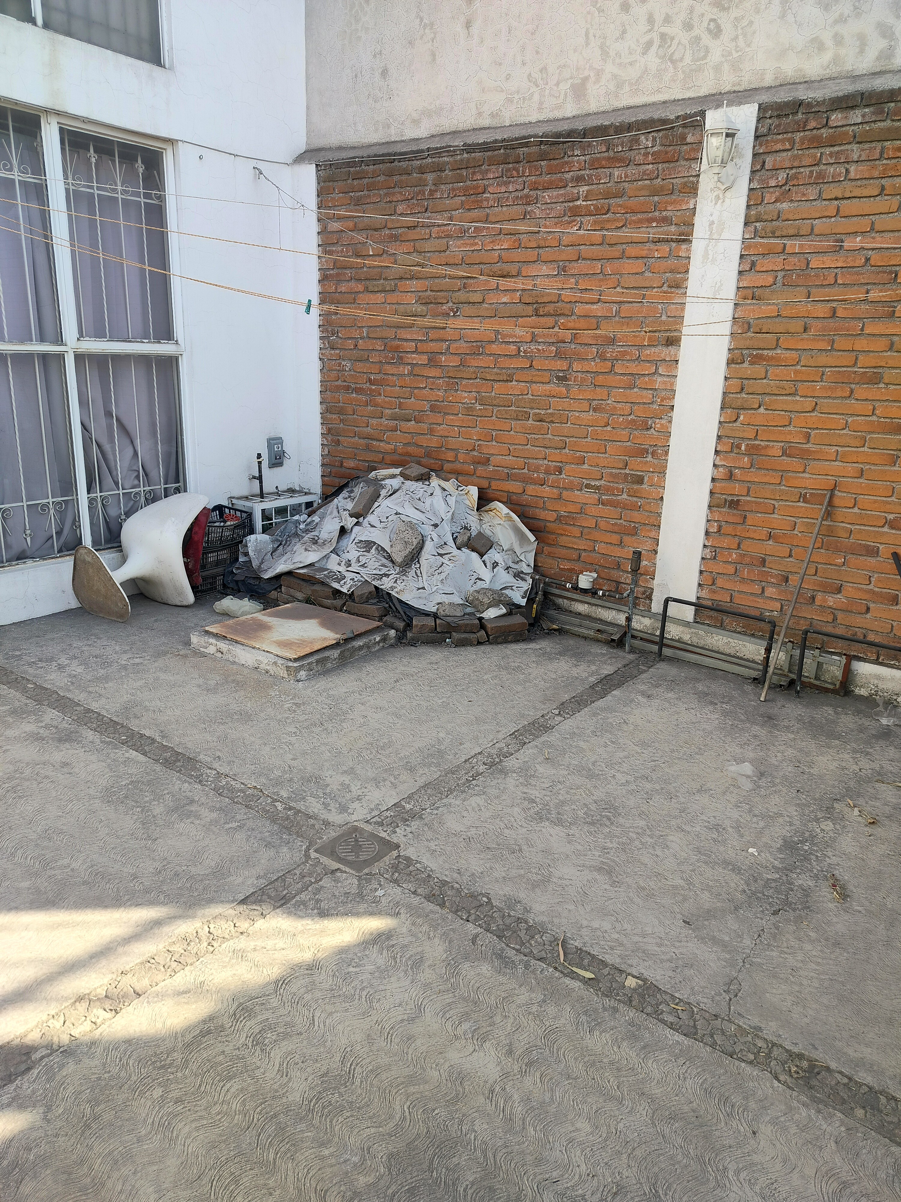 Se encuentra atrás de la UNIPUEBLA, cerca del Coppel Guadalupe y cerca del centro comercial centro sur.
En planta baja cuenta con sala, comedor, cocina amplia con alacena grande le cabe desayunador, tiene medio baño, zotehuela, cochera para 1 auto y cisterna.
En planta Alta tiene 2 recámaras de muy buen tamaño con closets grandes, baño completo amplio.
Se puede ampliar la casa para hacerle un piso más con 2 recámaras grandes.
Aceptamos cualquier crédito.