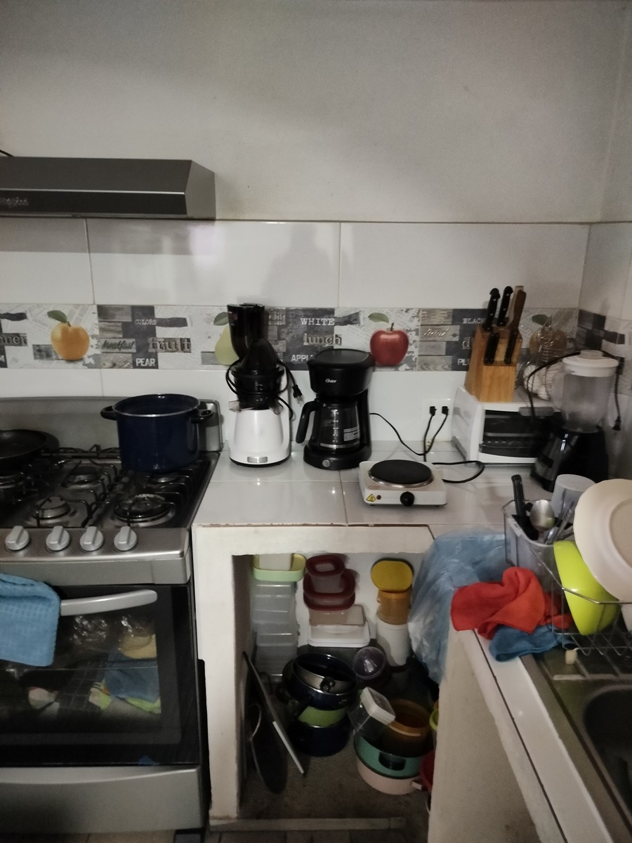 Fraccionamiento con vigilancia privada 24 horas y acceso restringido, con 3500 metros de áreas verdes para uso exclusivo de los habitantes del fraccionamiento.
Es una casa en Esquina tiene 2 recámaras, sala comedor, cocina ampliada, zotehuela, espacio para medio baño en PB, Baño completo arriba, cochera para 1 auto y área de lavado, tiene el uso exclusivo de un extra de terreno el cual no entra en escrituras pero se usa como patio de la casa.
Tiene cisterna con bomba y gas natural.