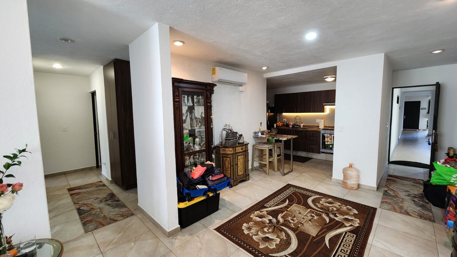 Departamento en Venta en Colinas de Chapultepec
Este amplio y moderno departamento te ofrece la oportunidad de vivir en una de las zonas más privilegiadas de Tijuana. Ubicado dentro de la Zona Dorada, disfrutarás de un entorno seguro, con excelente conectividad y acceso inmediato a escuelas, restaurantes, bares y comercios. Ideal para quienes buscan comodidad, seguridad y un estilo de vida práctico y bien ubicado.
Características
• Superficie de 105 m² en un solo nivel.
• 2 recámaras.
• 2 bañ