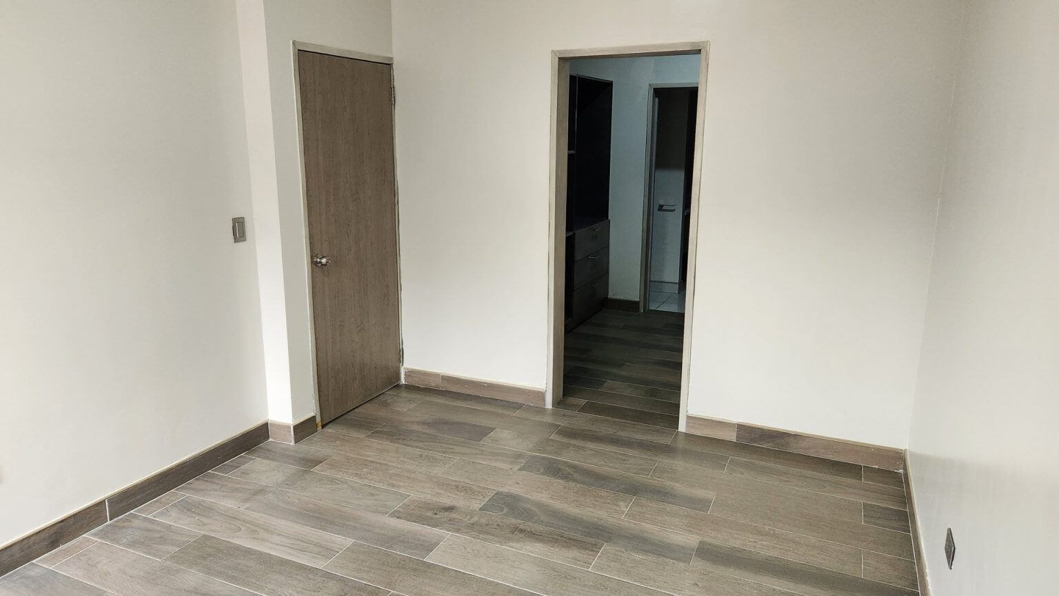 Departamentos en Renta en Mineral de Santa Fe
Renta un lujoso y cómodo departamento en Mineral de Santa Fe, ubicado en la zona Buena Vista de Tijuana. Este exclusivo departamento ofrece un entorno sofisticado y moderno, ideal para quienes buscan un estilo de vida premium a pocos minutos de la frontera y las principales zonas de entretenimiento y comercio de la ciudad.
Ubicación:
• A tan solo cinco minutos de la garita de San Ysidro.
Renta USD $1,000 dlls por mes