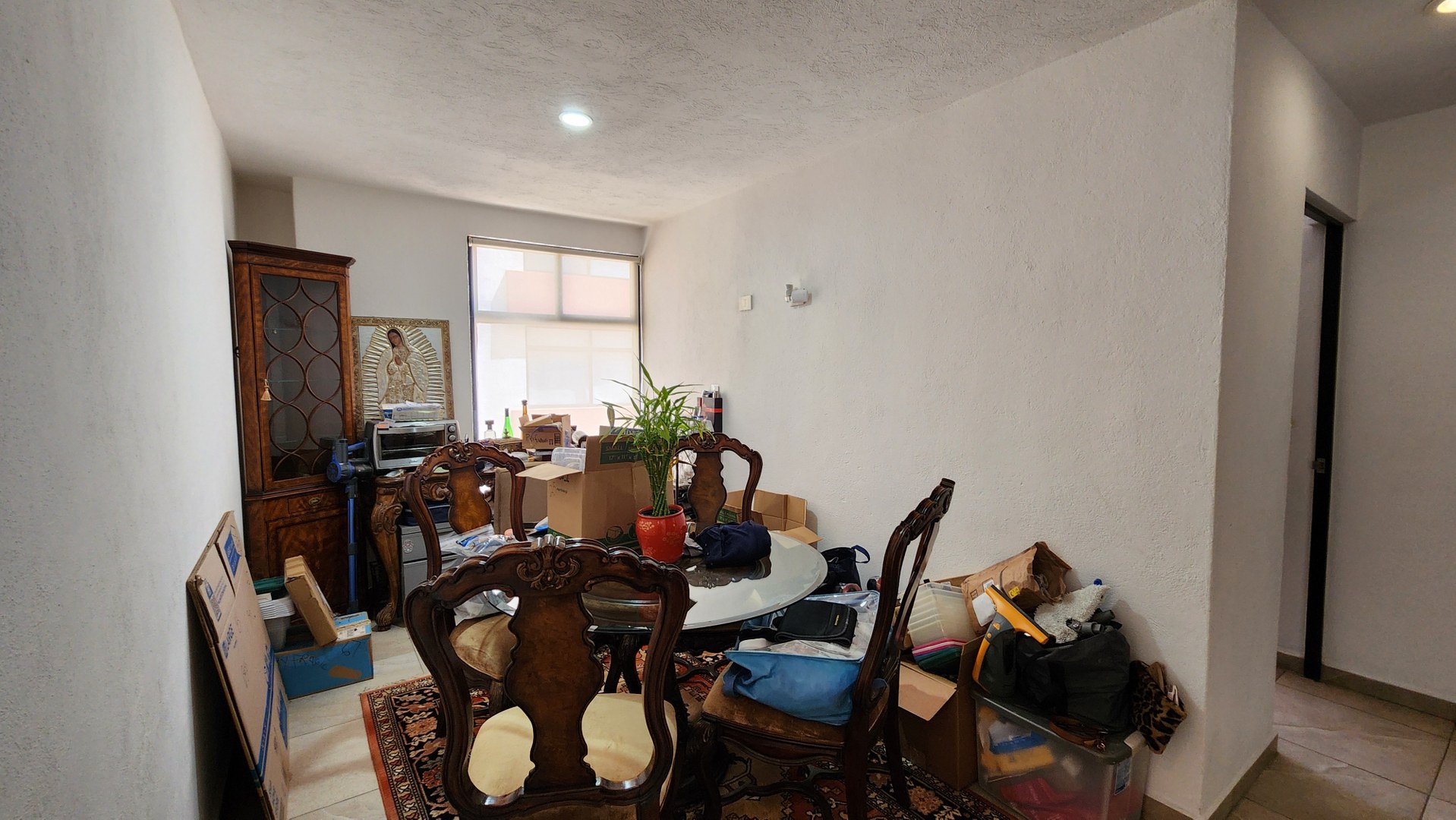 Departamento en Venta en Colinas de Chapultepec
Este amplio y moderno departamento te ofrece la oportunidad de vivir en una de las zonas más privilegiadas de Tijuana. Ubicado dentro de la Zona Dorada, disfrutarás de un entorno seguro, con excelente conectividad y acceso inmediato a escuelas, restaurantes, bares y comercios. Ideal para quienes buscan comodidad, seguridad y un estilo de vida práctico y bien ubicado.
Características
• Superficie de 105 m² en un solo nivel.
• 2 recámaras.
• 2 bañ