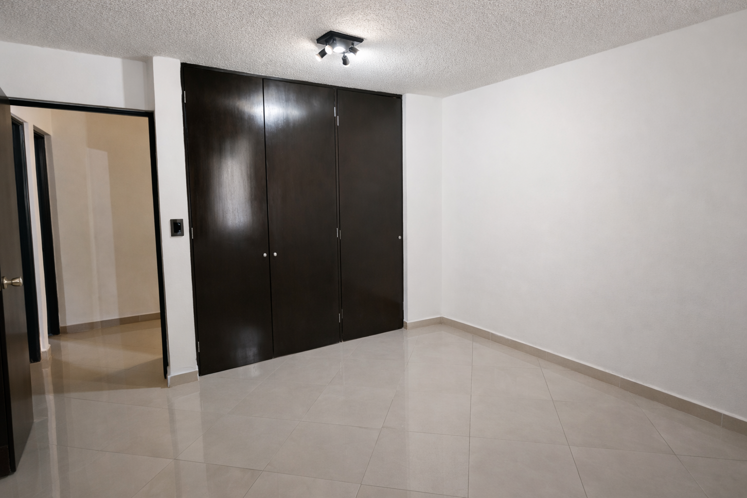 ¡Excelente departamento en Venta!
Nueva York 120, Nápoles, BJ. 03810, CDMX.
Trato Directo.
Precio de VENTA $8,275,000

Descripción:
Departamento en condominio en 4° piso.
Exterior.
Superficie de 146.28 m².
Sala / estancia.
Comedor.
Cocina integral.
Área de lavado.
3 recámaras con clósets.
2 baños completos.
Walking Clóset.
Estacionamiento para 2 autos.
Portón eléctrico.
Antigüedad 45 años.
Gas LP.
Cuarto de servicio con baño completo 
2 Elevadores.
Vigilancia.