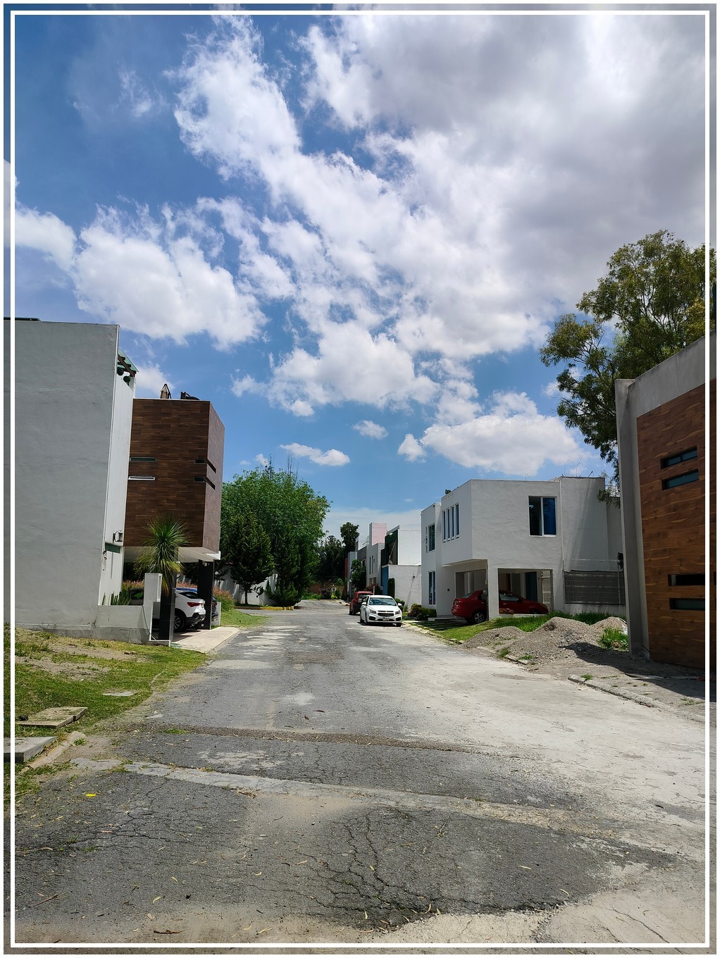 Servicios Premium: El terreno cuenta con acceso restringido con vigilancia privada, cancha multi usos, casa club, área infantil, servicios como agua potable, electricidad, internet y está rodeado de áreas verdes y espacios boscosos recreativos que garantizan una calidad de vida excepcional.
Entorno Exclusivo: La comunidad circundante está compuesta por residencias de buen nivel y ofrece una vida social vibrante y elegante. Además, tendrás acceso a la casa club, que complementan el estilo de vida