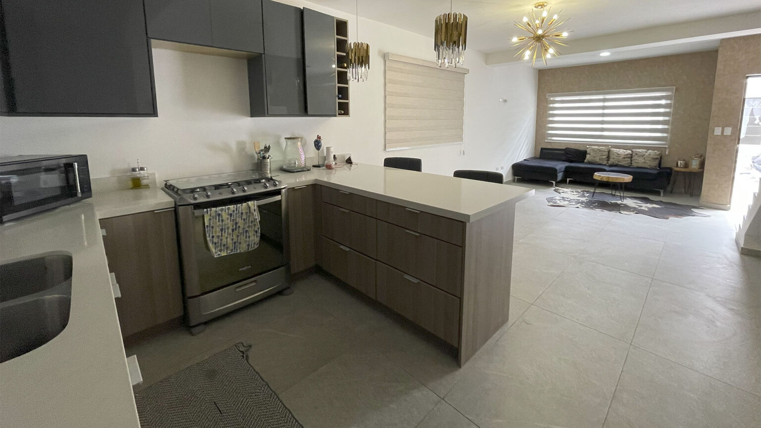 Casa en Renta en La Joya Santa Fe
Vive en una residencia equipada de lujo dentro de un fraccionamiento con acceso controlado y seguridad. Disfruta de espacios amplios, acabados modernos y comodidad en cada rincón. Una casa con acabados de primera y amenidades que garantizan confort y seguridad. Contáctanos para más información o para agendar una cita.