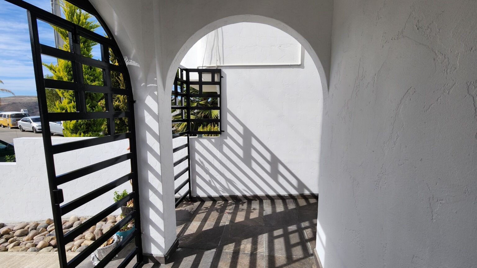 Casa en Venta en Valle Sur
¡Aprovecha esta oportunidad única de vivir en una de las zonas más cotizadas de Tijuana! Esta propiedad es ideal para inversión, con alta plusvalía, y perfecta para brindarle a tu familia el hogar que se merece. ¡No dejes pasar la oportunidad de asegurar un futuro prometedor! Contáctanos para más información o para agendar una visita.
Características de la propiedad:
• 3 Recámaras.
• 2.5 Baños.
• 2 cajones de estacionamiento.
• Amplio patio.
• Cocina espaciosa, idea