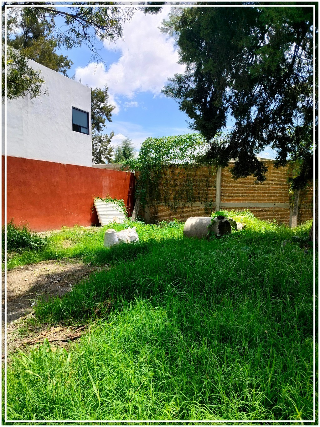 Servicios Premium: El terreno cuenta con acceso restringido con vigilancia privada, cancha multi usos, casa club, área infantil, servicios como agua potable, electricidad, internet y está rodeado de áreas verdes y espacios boscosos recreativos que garantizan una calidad de vida excepcional.
Entorno Exclusivo: La comunidad circundante está compuesta por residencias de buen nivel y ofrece una vida social vibrante y elegante. Además, tendrás acceso a la casa club, que complementan el estilo de vida