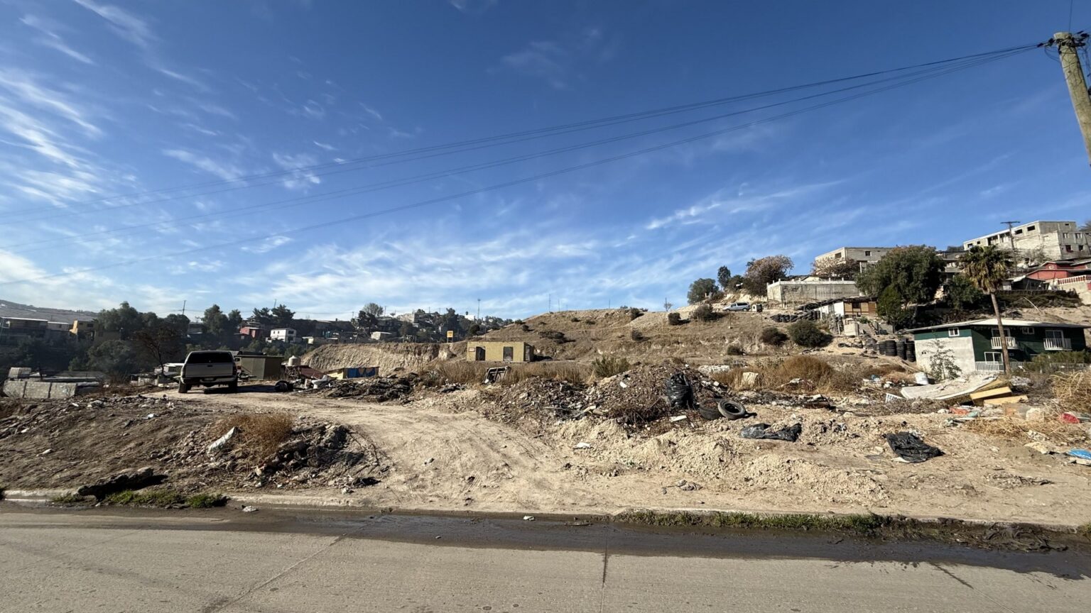 Terreno en Venta en Cañón del Sainz
Gran oportunidad para desarrolladores e inversionistas. Este terreno cuenta con una ubicación estratégica, ideal para proyectos residenciales o comerciales. Su cercanía a servicios educativos, médicos y comerciales lo convierte en una opción altamente atractiva.
Características:
• Superficie de 4,937 metros cuadrados.
• Uso de suelo residencial.
• Cercano a importantes plazas comerciales y servicios esenciales.
Venta USD $790,000 dlls