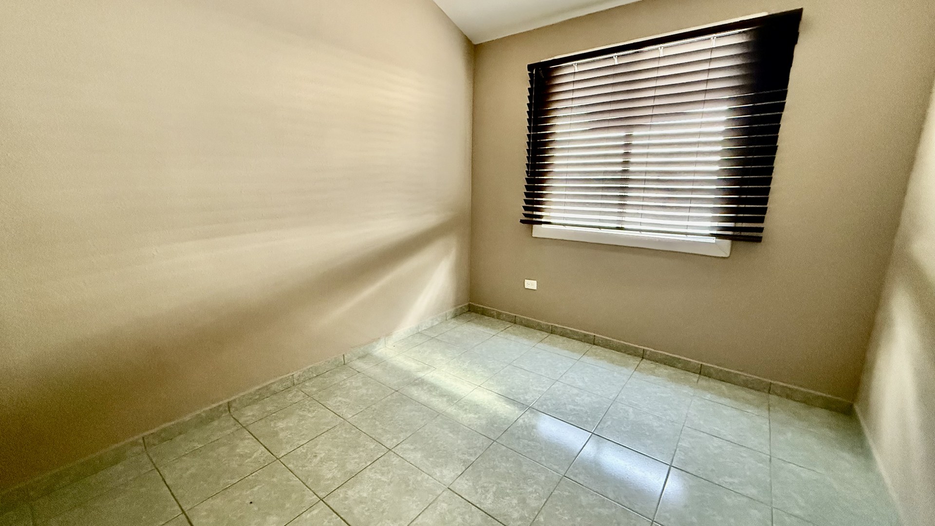 La casa se encuentra dentro de la Privada Tulum en Santa Fe, una zona con acceso inmediato a centros comerciales, parques y escuelas de alta calidad, PRECIO: $ 160,000 Dlls
Características de la Casa:
Distribución en 2 niveles.
1 baño completo y medio baño. Cocina integral. Sala y comedor. Terraza, ideal para colocar una sala de patio y un asador. Boiler y ventiladores de techo incluidos. Estacionamiento techado para 2 automóviles. Agenda tu cita hoy mismo!
Christian@primerobr.com
664-356-1143