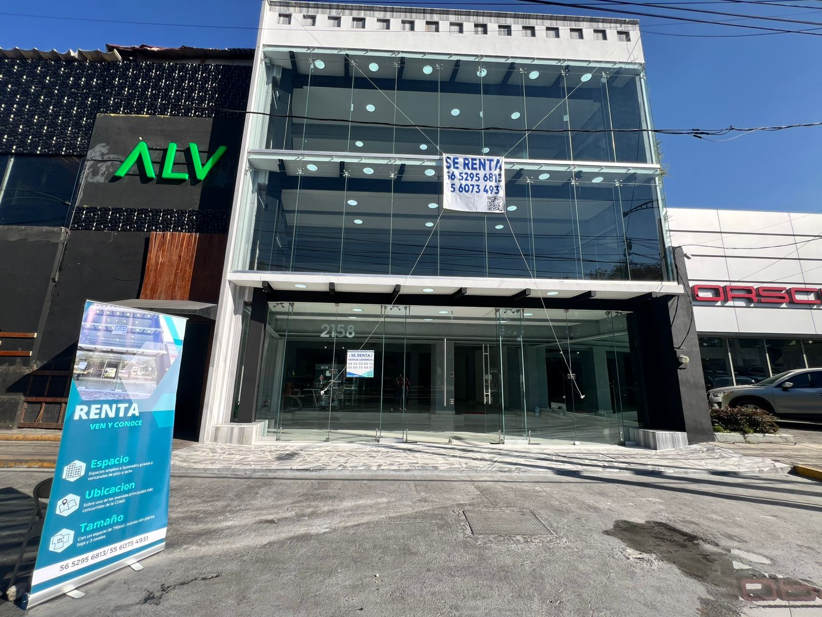 Increíble edificio comercial de 790m2 distribuidos en planta baja y tres niveles con gran amplitud en cada uno de los pisos, cuenta con dos medios baños completamente nuevos, terraza al aire libre con increíble vista y espacio de estacionamiento frente al edificio.