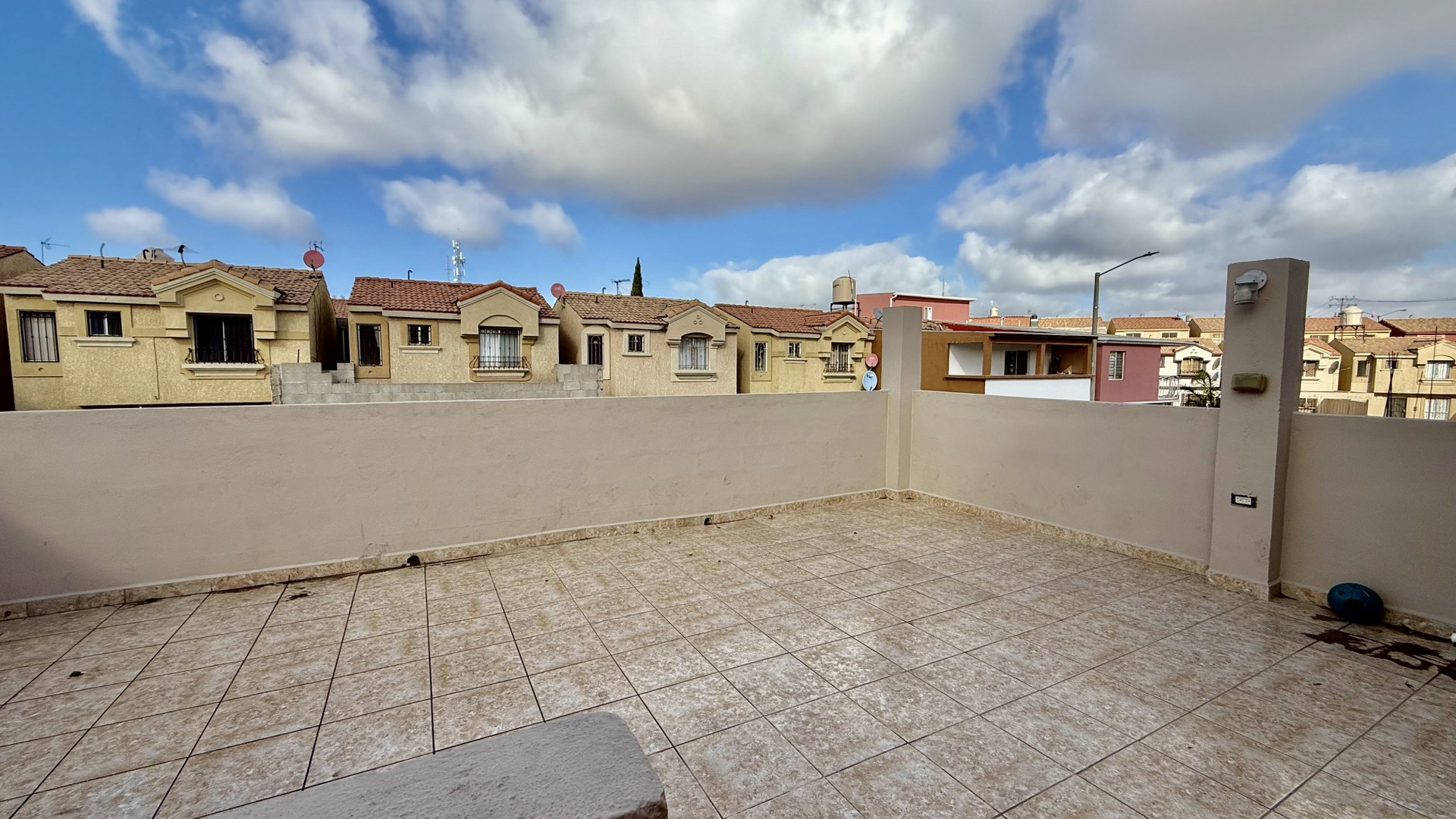 La casa se encuentra dentro de la Privada Tulum en Santa Fe, una zona con acceso inmediato a centros comerciales, parques y escuelas de alta calidad, PRECIO: $ 160,000 Dlls
Características de la Casa:
Distribución en 2 niveles.
1 baño completo y medio baño. Cocina integral. Sala y comedor. Terraza, ideal para colocar una sala de patio y un asador. Boiler y ventiladores de techo incluidos. Estacionamiento techado para 2 automóviles. Agenda tu cita hoy mismo!
Christian@primerobr.com
664-356-1143