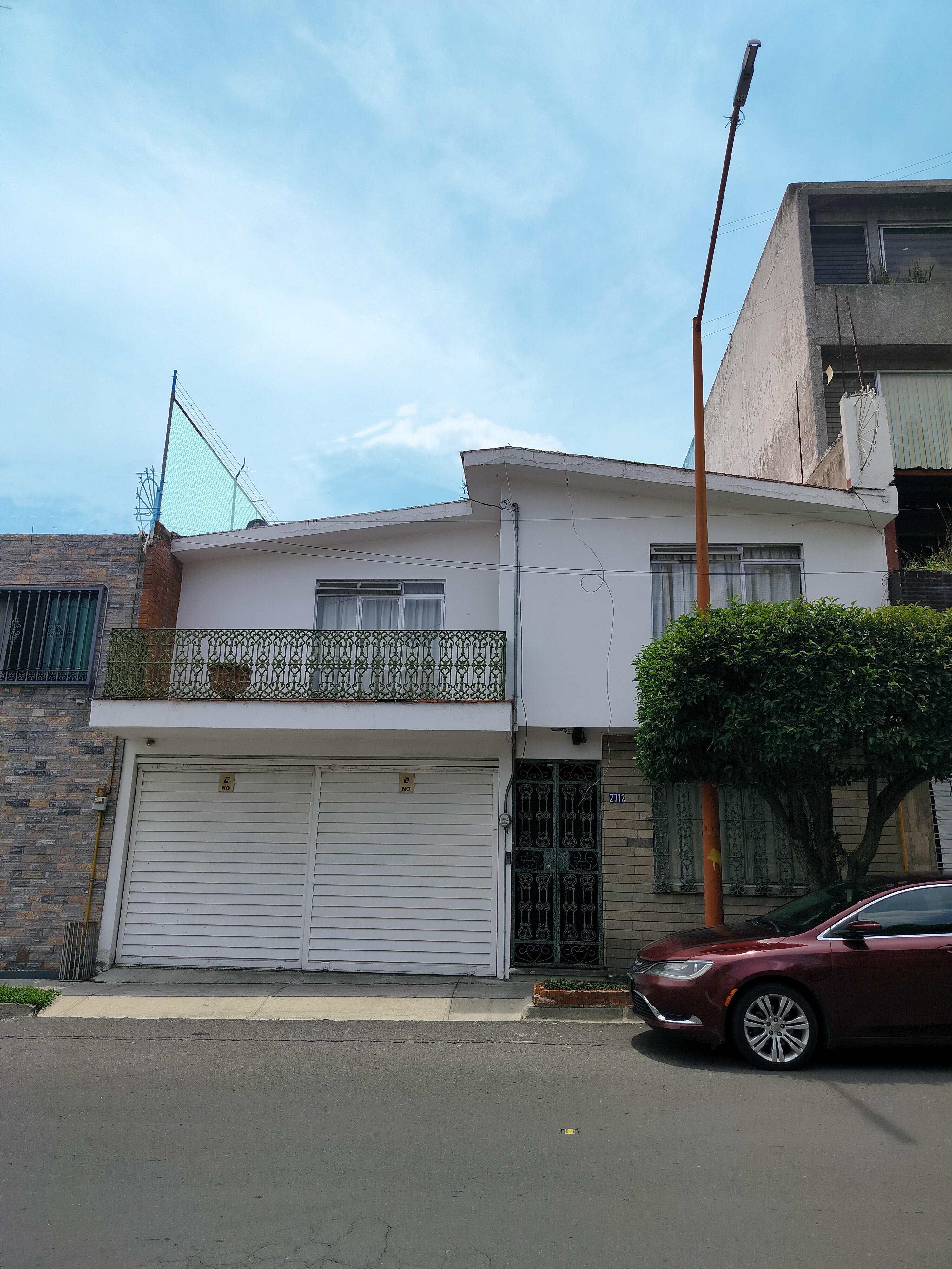 Excelente tanto para casa habitación o comercio, SPA, Clínica de Rehabilitación, Consultorio, Oficinas.

Tiene alberca techada con policarbonato, funcionando con filtros y caldera.

La casa cuenta en planta baja con:
cochera techada para 2 automóviles, Sala comedor, cocina con cocina integral, 1 recámara, baño completo y despacho.

En planta alta:
Tiene 2 recámaras amplias con closets, terraza y baño completo.

En la azotea tiene roofgarden con asador, cuarto de lavado y cuarto de servicio baño