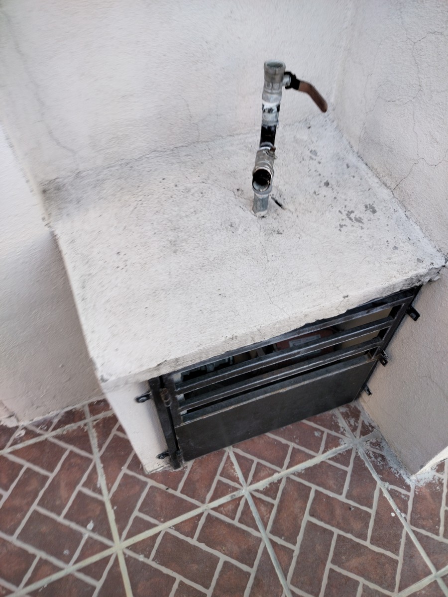 Fraccionamiento con vigilancia privada 24 horas y acceso restringido, con 3500 metros de áreas verdes para uso exclusivo de los habitantes del fraccionamiento.
Es una casa en Esquina tiene 2 recámaras, sala comedor, cocina ampliada, zotehuela, espacio para medio baño en PB, Baño completo arriba, cochera para 1 auto y área de lavado, tiene el uso exclusivo de un extra de terreno el cual no entra en escrituras pero se usa como patio de la casa.
Tiene cisterna con bomba y gas natural.