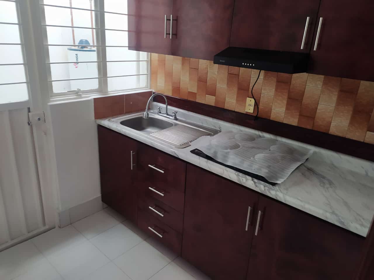 Casa amplia y con excelentes acabados.
Ubicación:
Colonia Bosques de Colón, a 10 min de la Prepa No.5, Toluca, Estado de México.
Cuenta con:
4 recamaras
2 baños completos
Garage para 1 auto
1 despacho
Cocina
Sala
Comedor
Cuarto para juegos
Patio de servicio.
Acabados: Loseta cerámica en toda la casa, closets en recamaras, la cocina apenas se coloco nueva, lista para habitar.
Se aceptan créditos, si no cuenta con el con gusto se le tramita con la institución que mas le convenga.